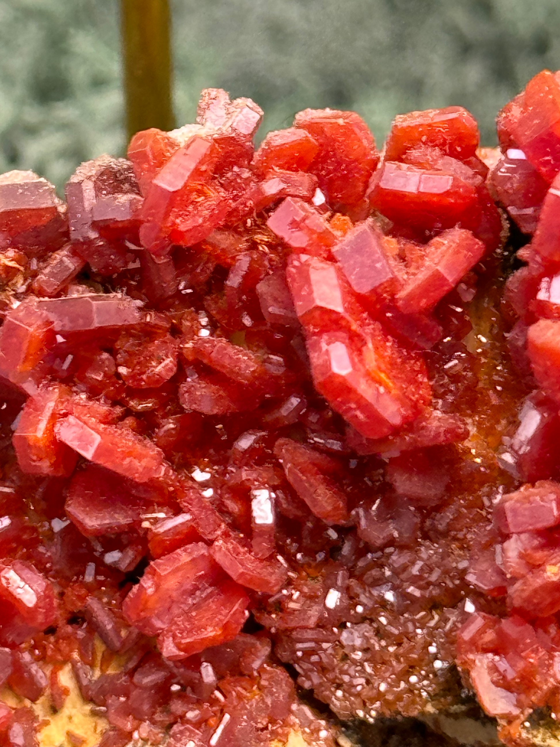 Vanadenit Stufe aus Marokko (149g) - super schöne große rote Kristalle - crystal paradise