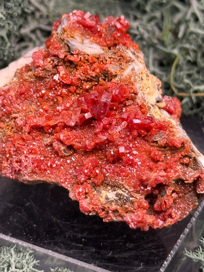 Vanadenit Stufe aus Marokko (66g) - super schöne rote Kristalle - crystal paradise