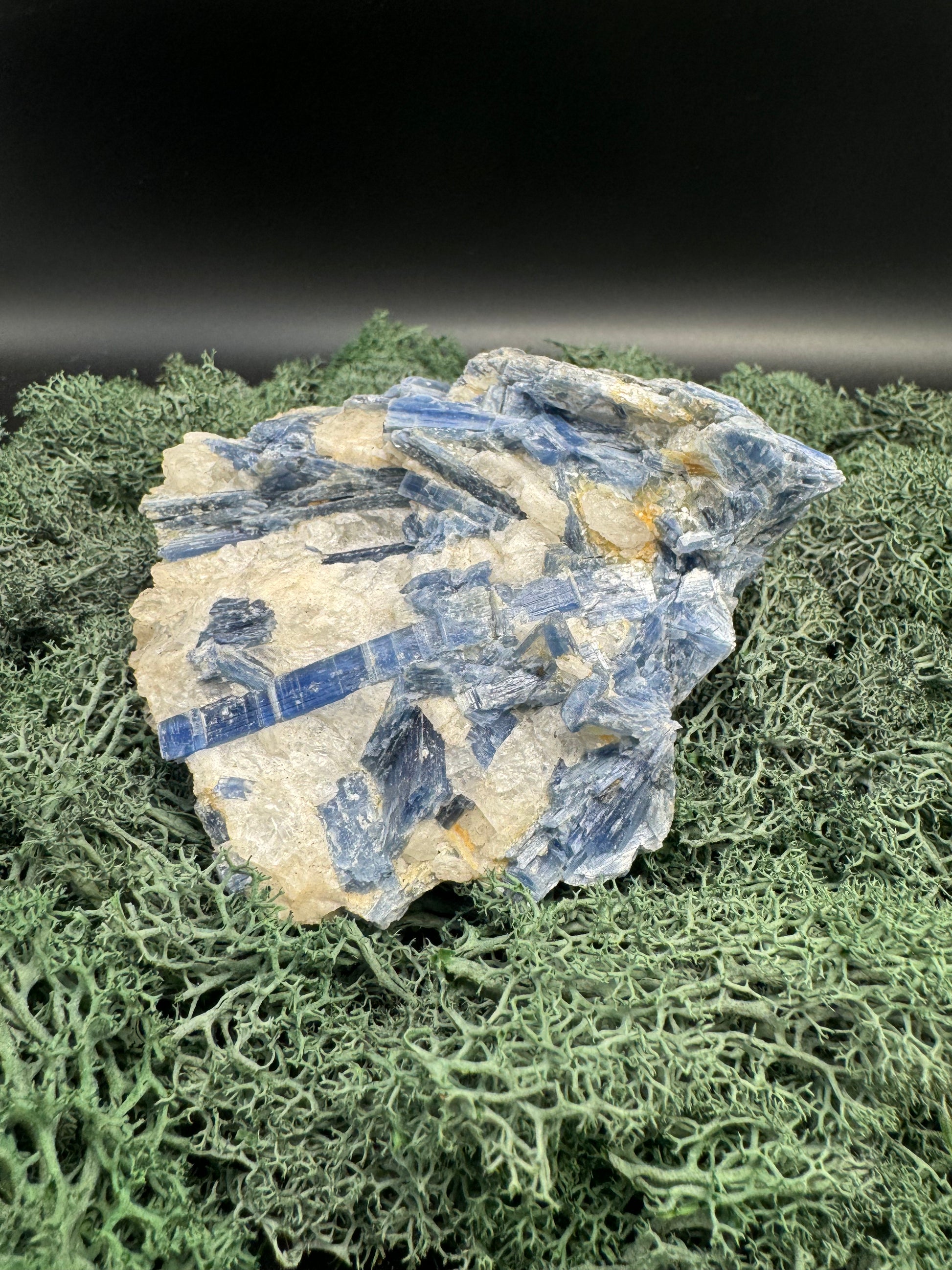 Blauer Kyanit Handstufe aus Brasilien (947g) - schöne Kristallstäbe - crystal paradise