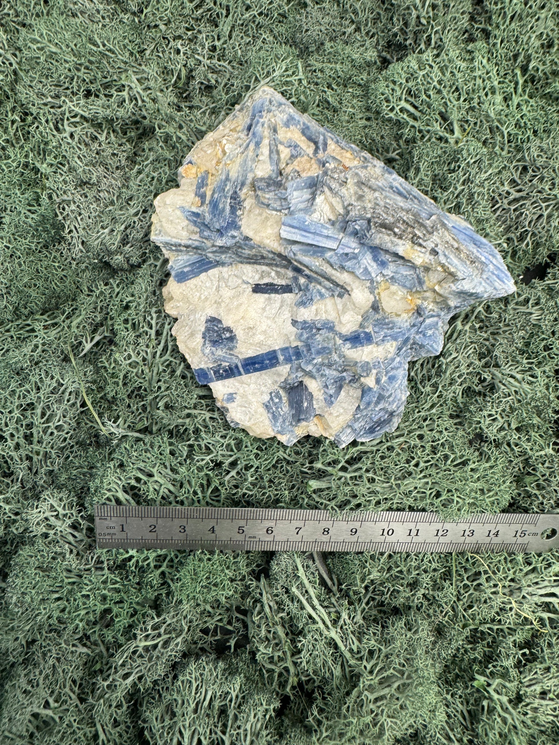 Blauer Kyanit Handstufe aus Brasilien (947g) - schöne Kristallstäbe - crystal paradise