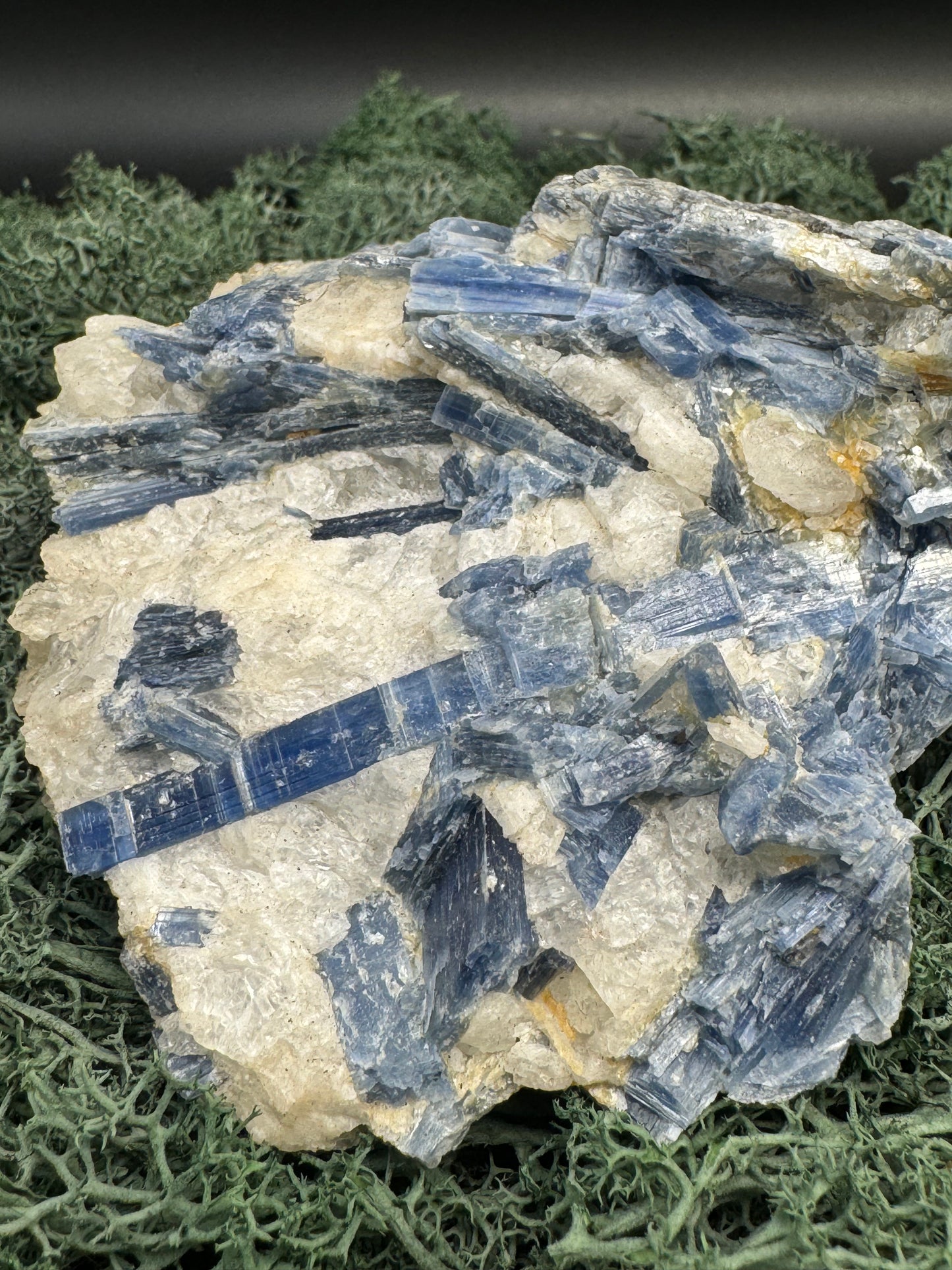 Blauer Kyanit Handstufe aus Brasilien (947g) - schöne Kristallstäbe - crystal paradise