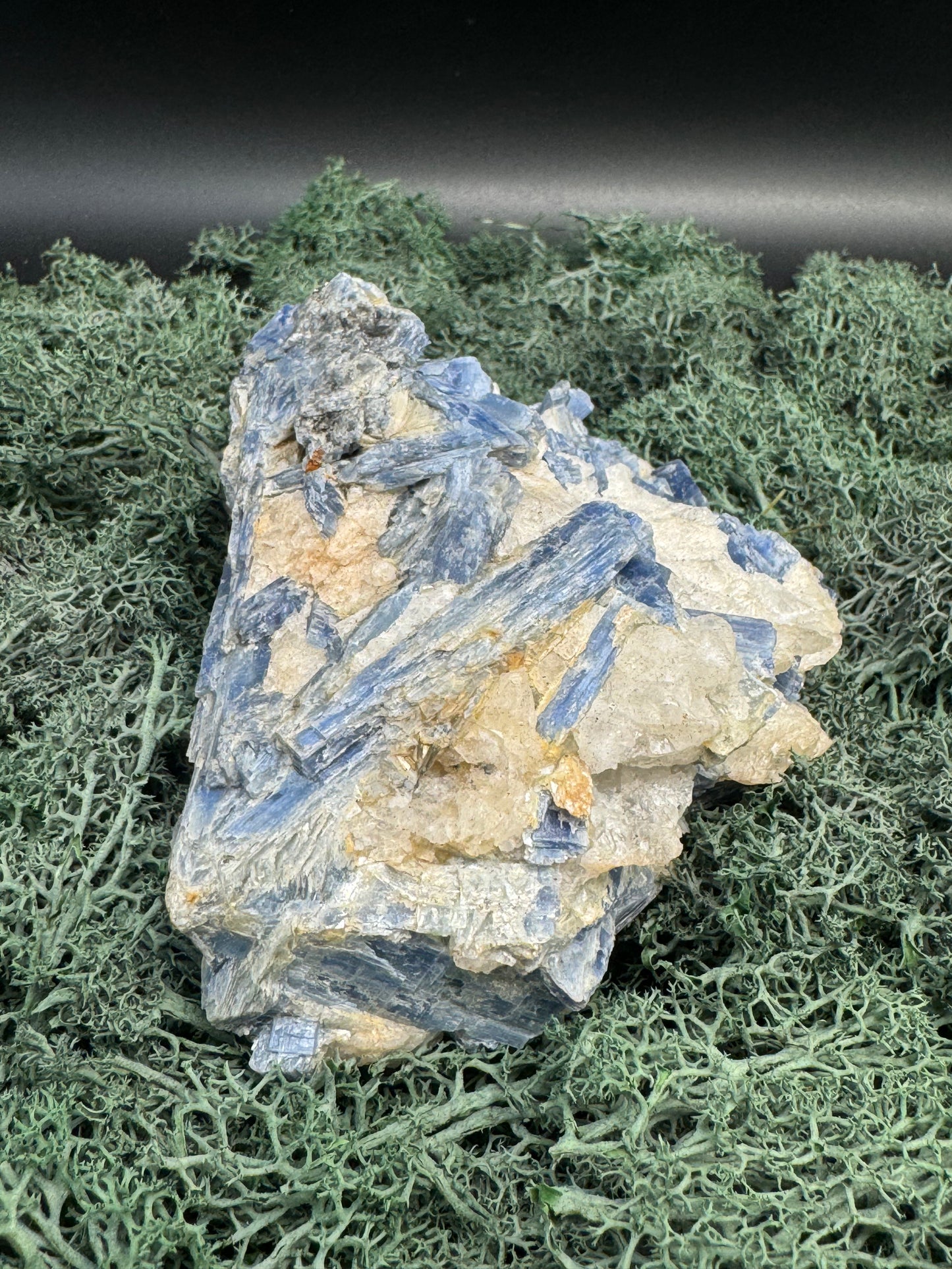 Blauer Kyanit Handstufe aus Brasilien (947g) - schöne Kristallstäbe - crystal paradise