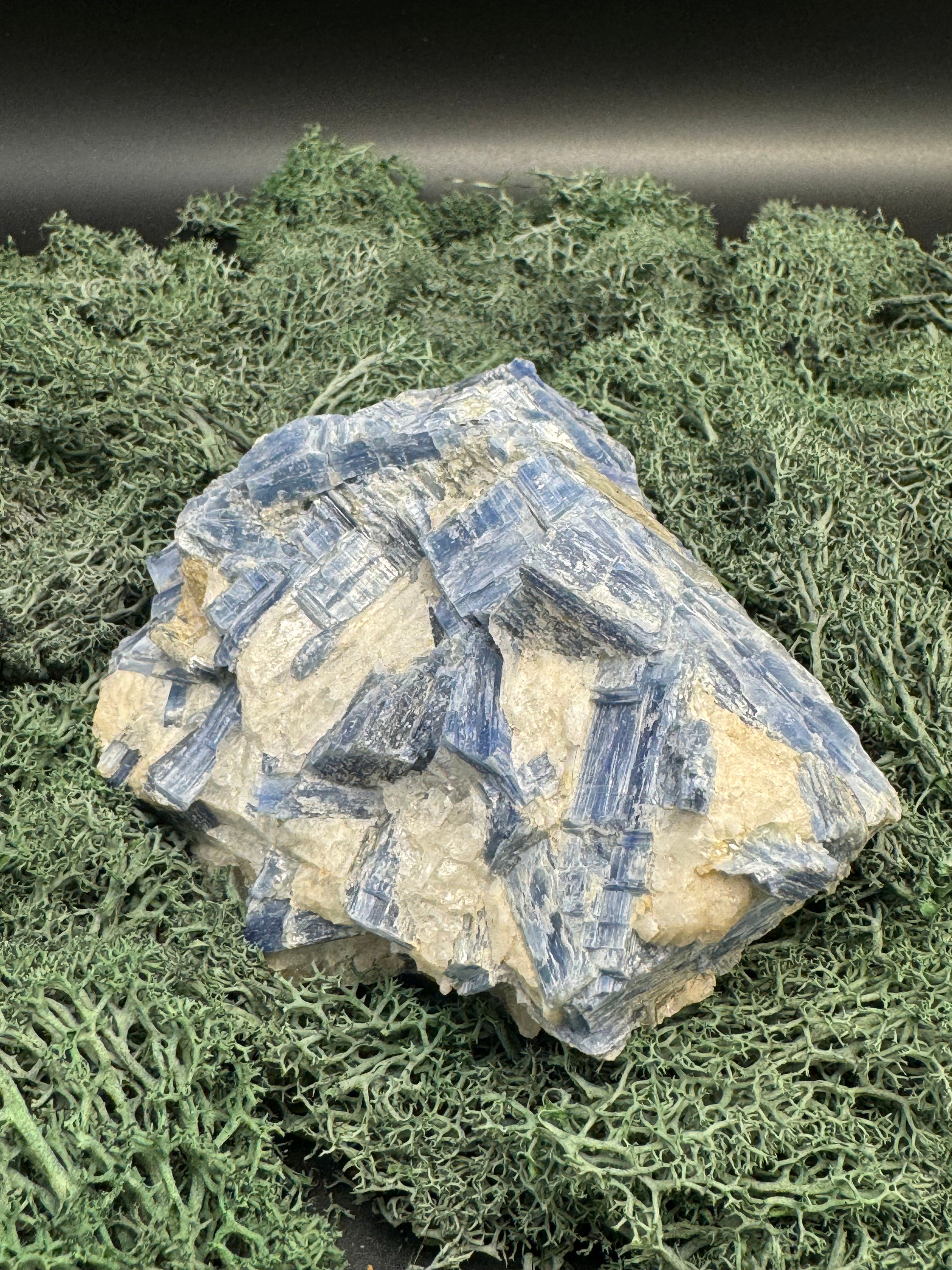 Blauer Kyanit Handstufe aus Brasilien (947g) - schöne Kristallstäbe - crystal paradise