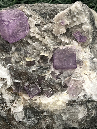 Violetter Fluorit aus Mexiko mit Quarz Anlagerungen (671g) - Grossstufe mit großen Fluoritwürfeln und Phantom - crystal paradise