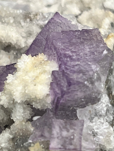 Violetter Fluorit aus Mexiko mit weissen und gelben  Quarz Anlagerungen (663g) - Grossstufe - crystal paradise