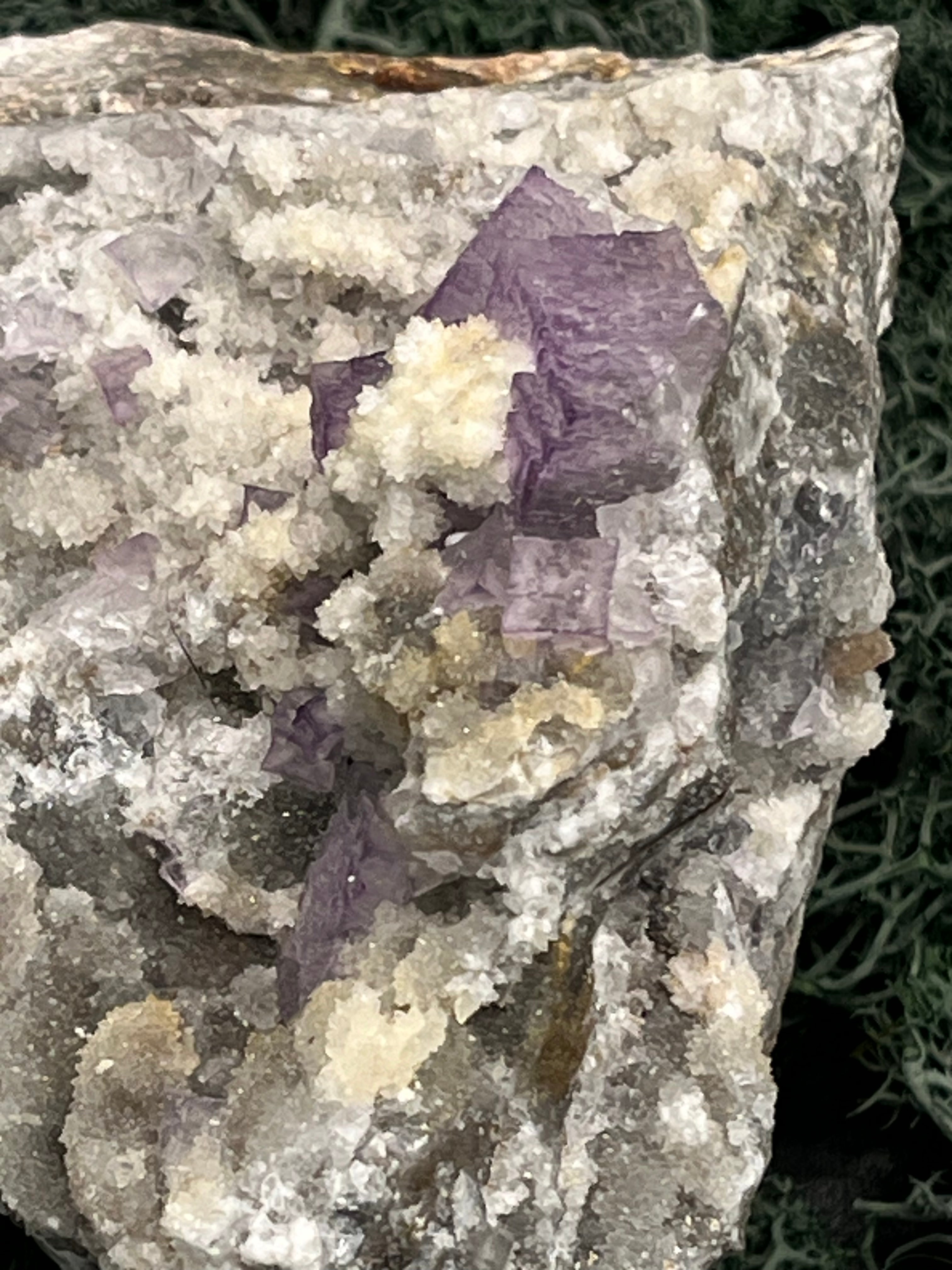 Violetter Fluorit aus Mexiko mit weissen und gelben  Quarz Anlagerungen (663g) - Grossstufe - crystal paradise