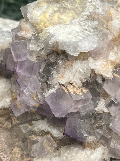 Violetter Fluorit aus Mexiko mit weissen Quarz Anlagerungen (1250g) - Grossstufe mit vielen Fluoritwürfeln - crystal paradise