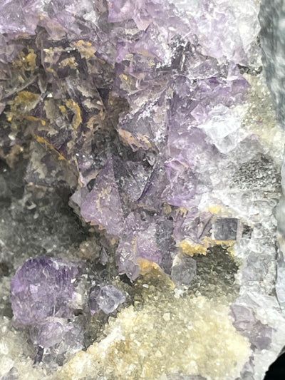 Violetter Fluorit aus Mexiko mit weissen Quarz Anlagerungen (591g) - Grossstufe - crystal paradise