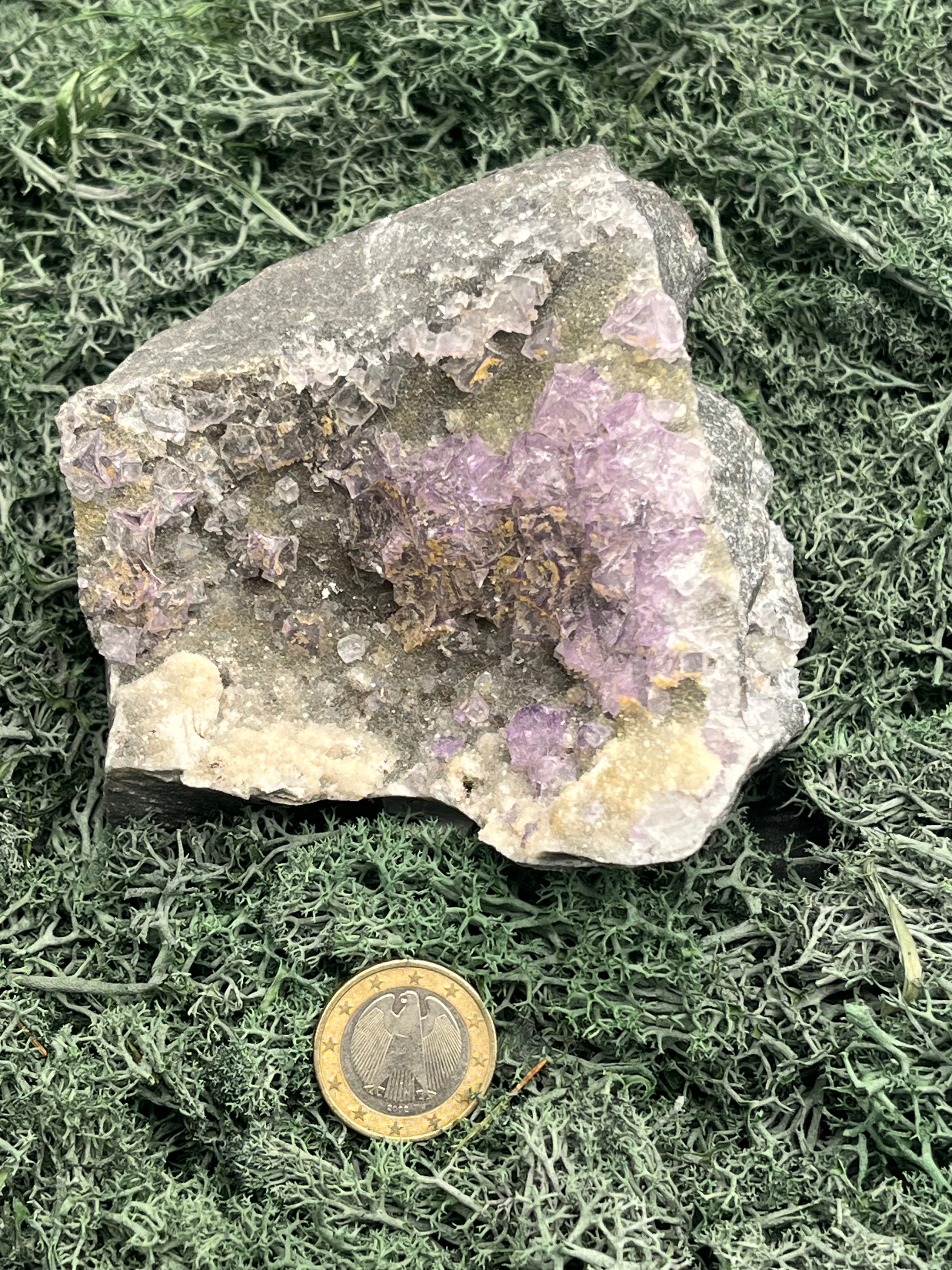 Violetter Fluorit aus Mexiko mit weissen Quarz Anlagerungen (591g) - Grossstufe - crystal paradise