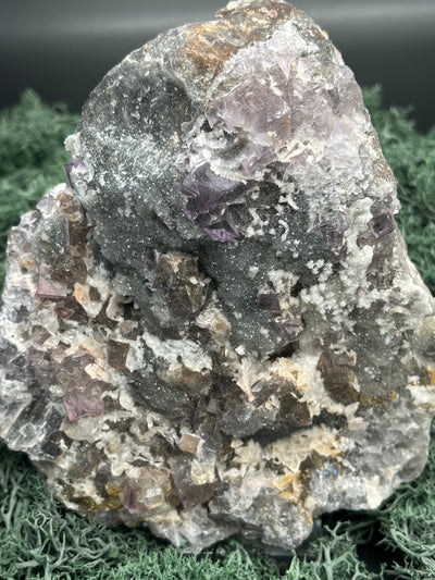 Violetter Fluorit aus Mexiko mit weissen Quarz Anlagerungen (957g) - Grossstufe mit vielen Fluoritwürfeln - crystal paradise