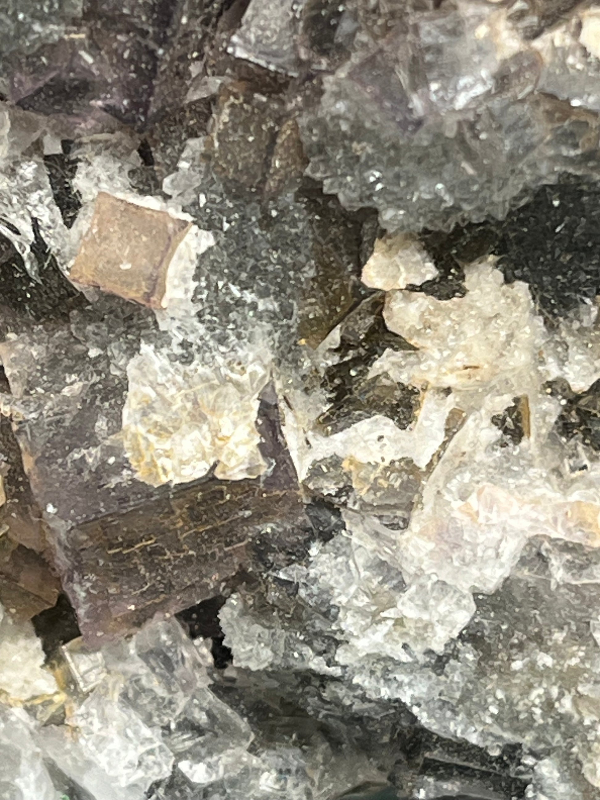 Violetter Fluorit aus Mexiko mit weissen Quarz Anlagerungen (957g) - Grossstufe mit vielen Fluoritwürfeln - crystal paradise