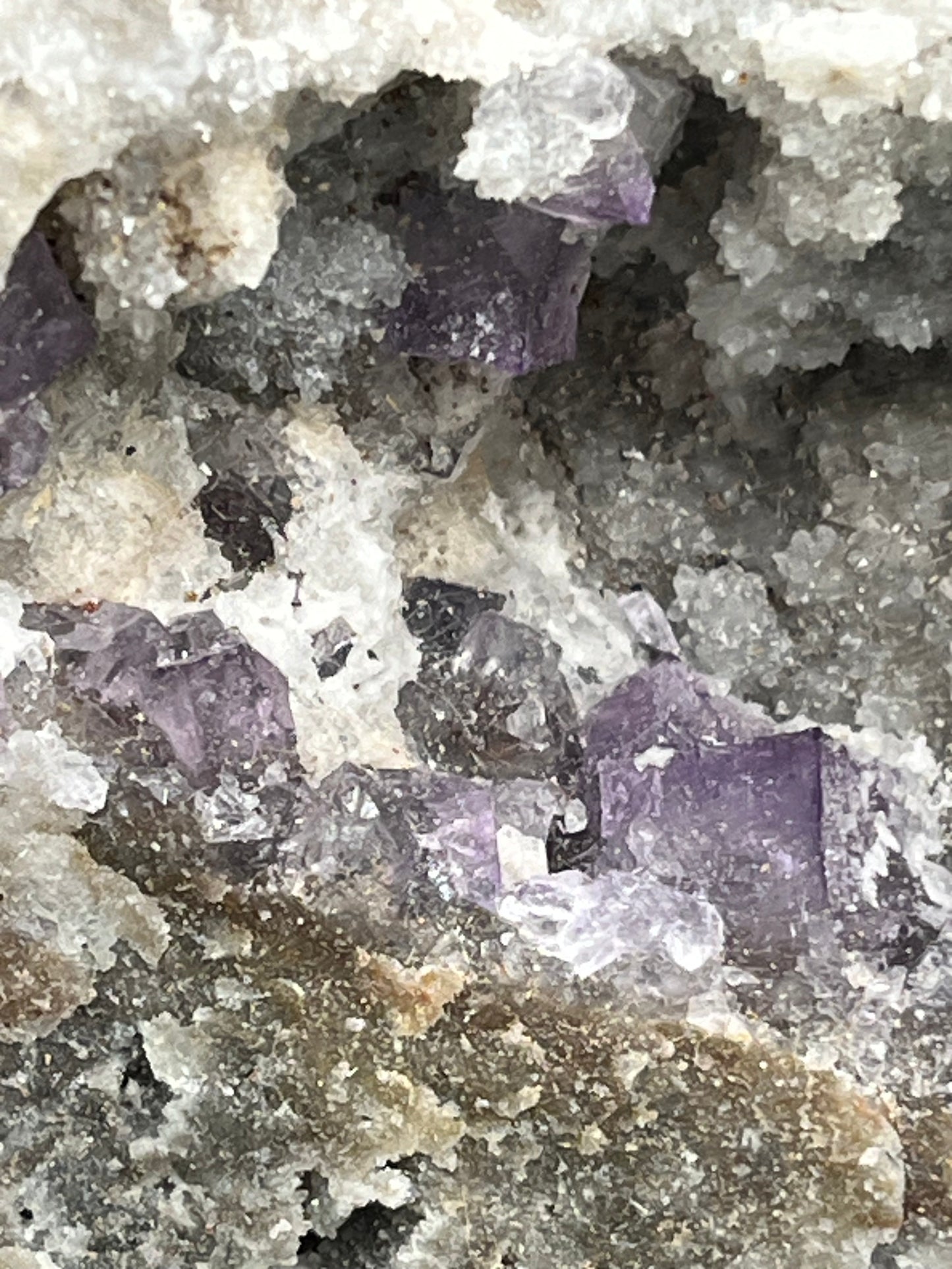 Violetter Fluorit aus Mexiko mit weissen Quarz Anlagerungen (714g) - Großstufe - crystal paradise