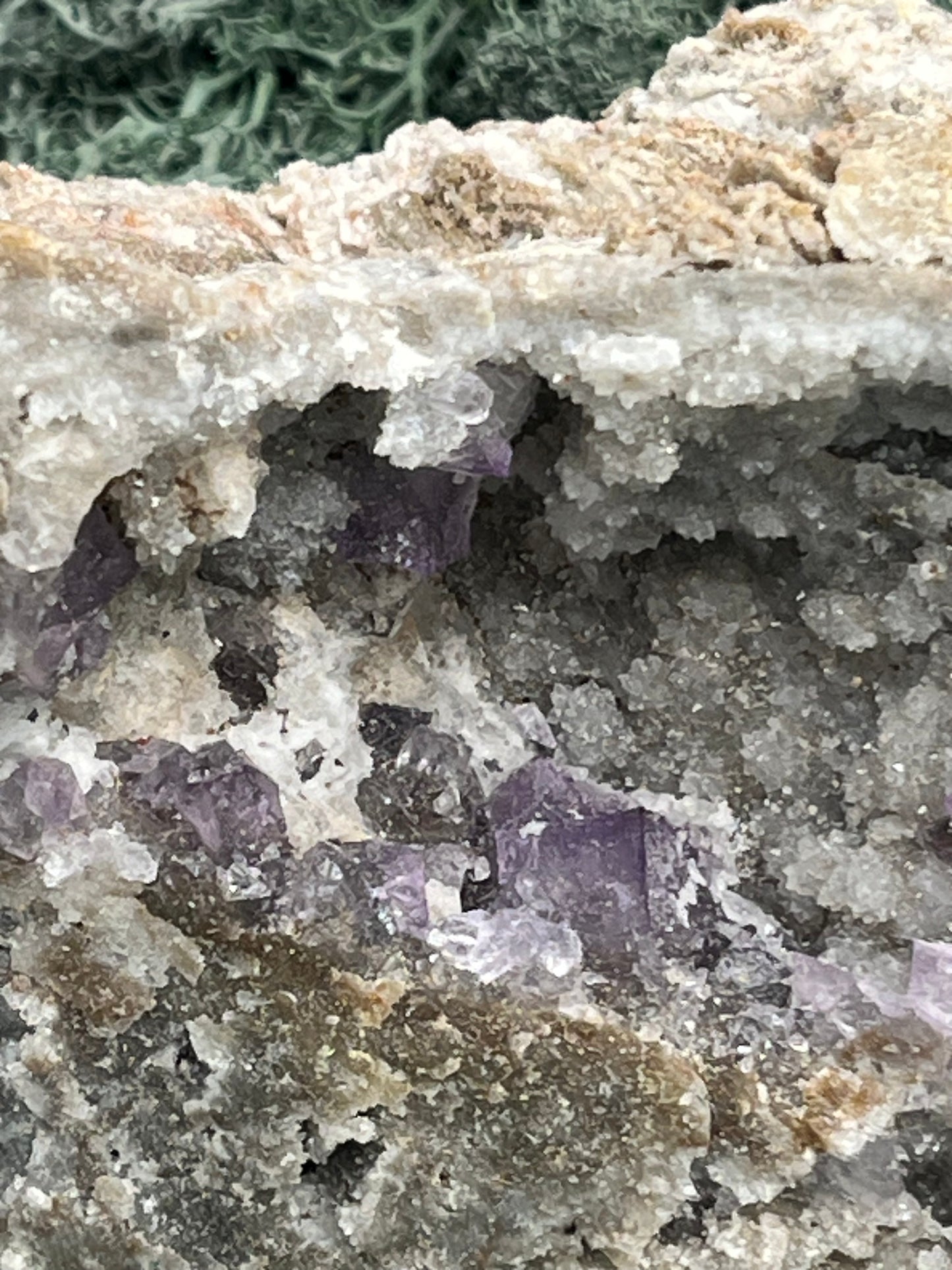 Violetter Fluorit aus Mexiko mit weissen Quarz Anlagerungen (714g) - Großstufe - crystal paradise