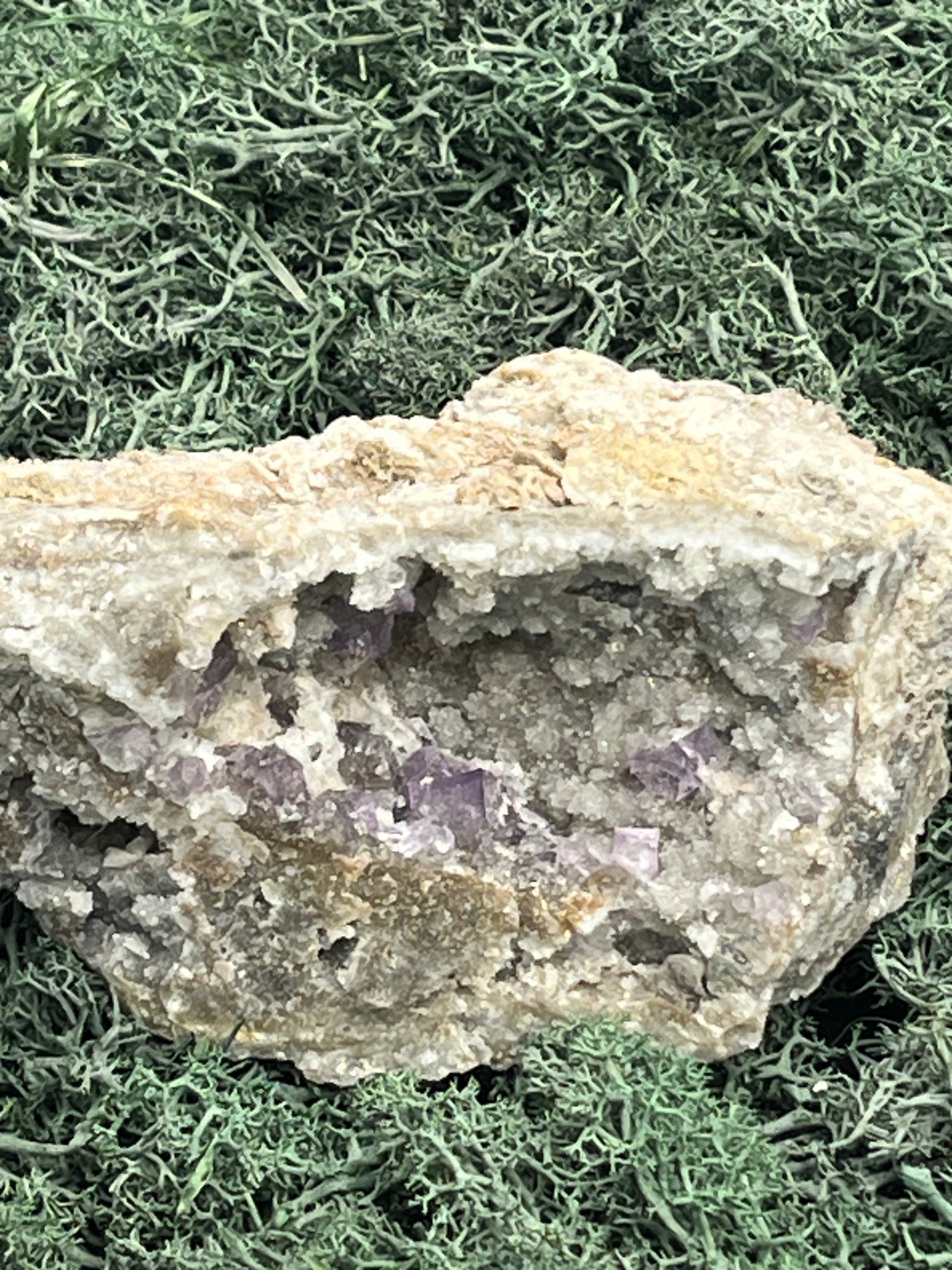 Violetter Fluorit aus Mexiko mit weissen Quarz Anlagerungen (714g) - Großstufe - crystal paradise