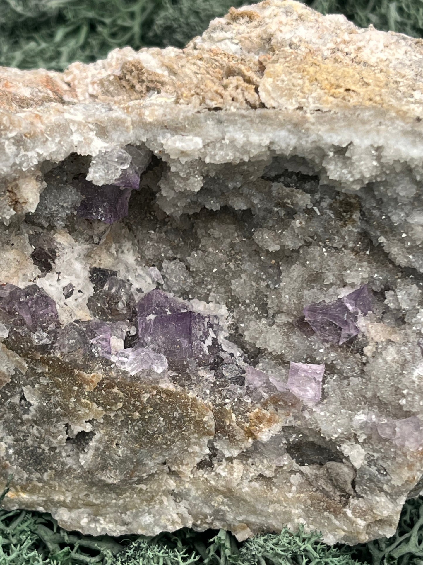 Violetter Fluorit aus Mexiko mit weissen Quarz Anlagerungen (714g) - Großstufe - crystal paradise