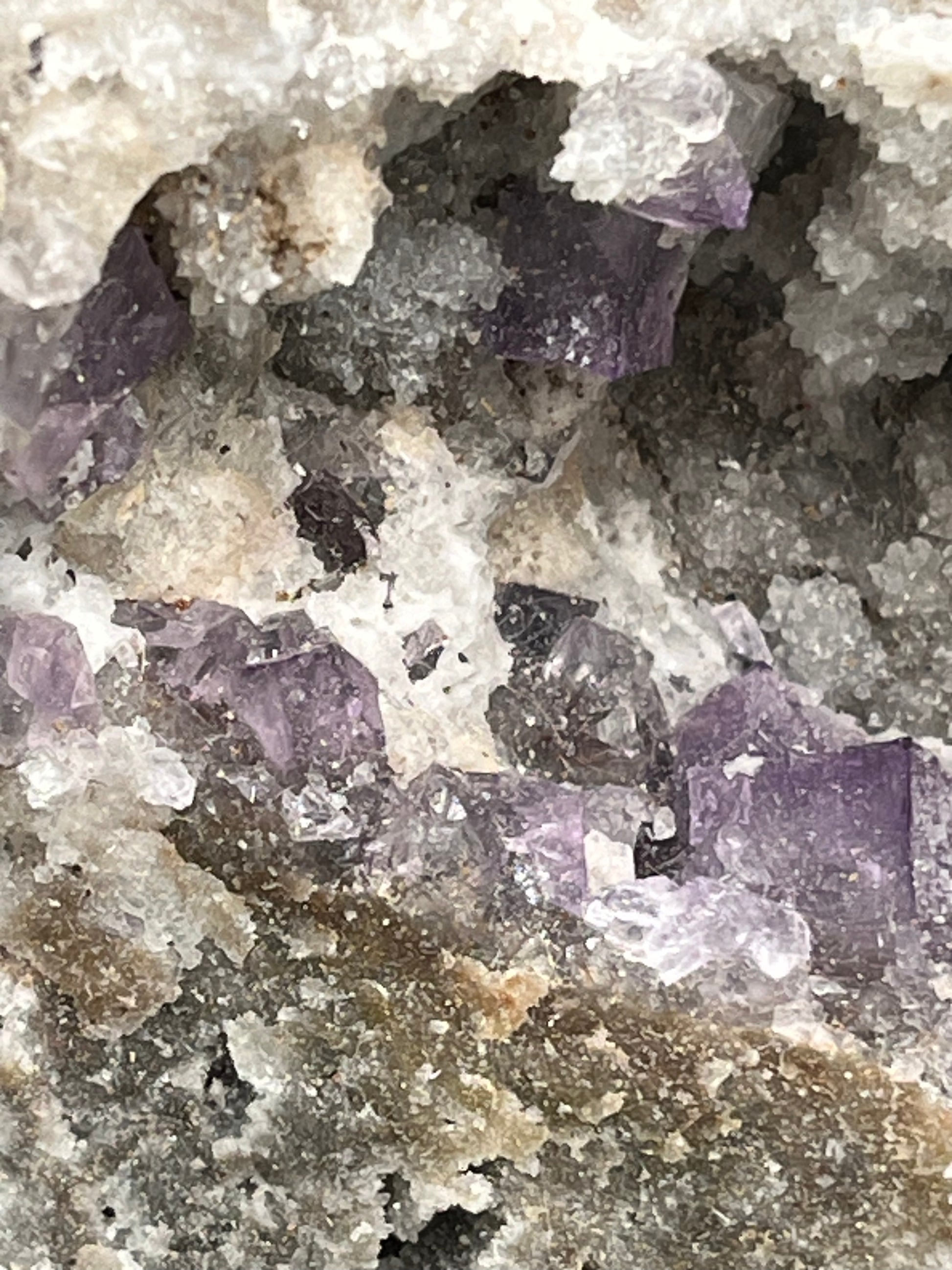 Violetter Fluorit aus Mexiko mit weissen Quarz Anlagerungen (714g) - Großstufe - crystal paradise