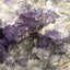 Violetter Fluorit aus Mexiko mit weissen und gelben Quarz Anlagerungen (469g) - Handstufe mit vielen Fluoritwürfeln - crystal paradise