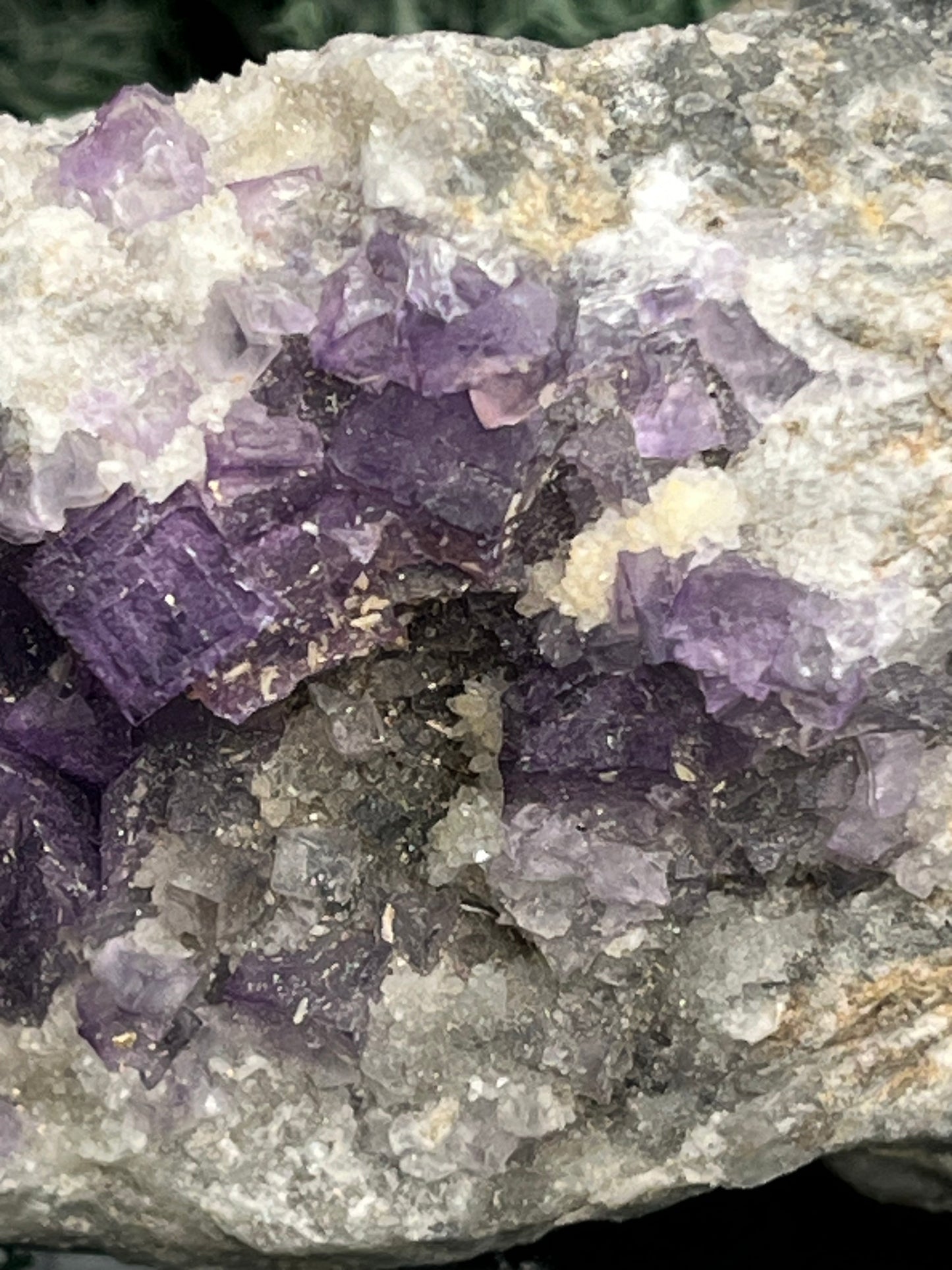 Violetter Fluorit aus Mexiko mit weissen und gelben Quarz Anlagerungen (469g) - Handstufe mit vielen Fluoritwürfeln - crystal paradise