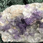 Violetter Fluorit aus Mexiko mit weissen und gelben Quarz Anlagerungen (469g) - Handstufe mit vielen Fluoritwürfeln - crystal paradise