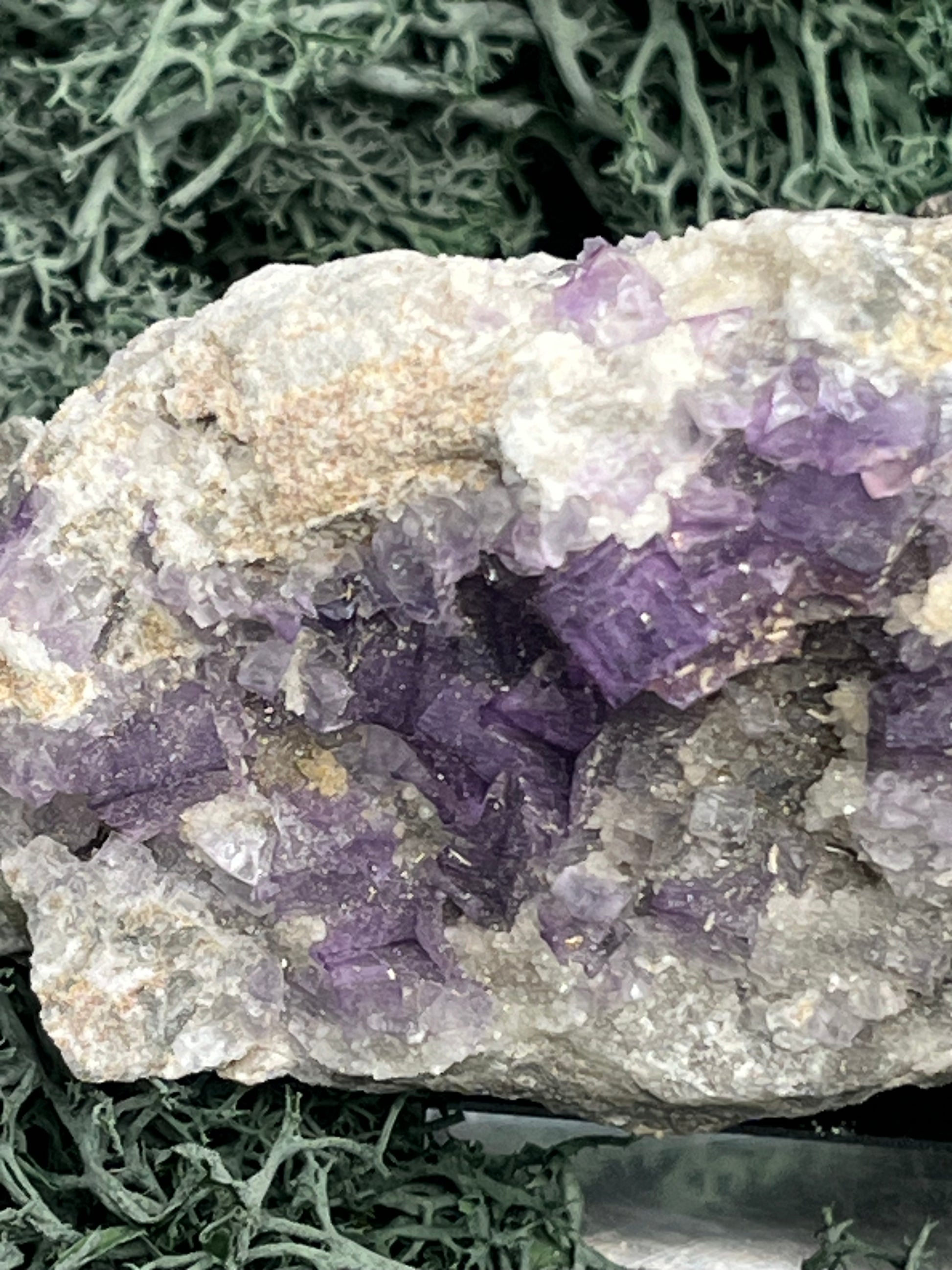 Violetter Fluorit aus Mexiko mit weissen und gelben Quarz Anlagerungen (469g) - Handstufe mit vielen Fluoritwürfeln - crystal paradise