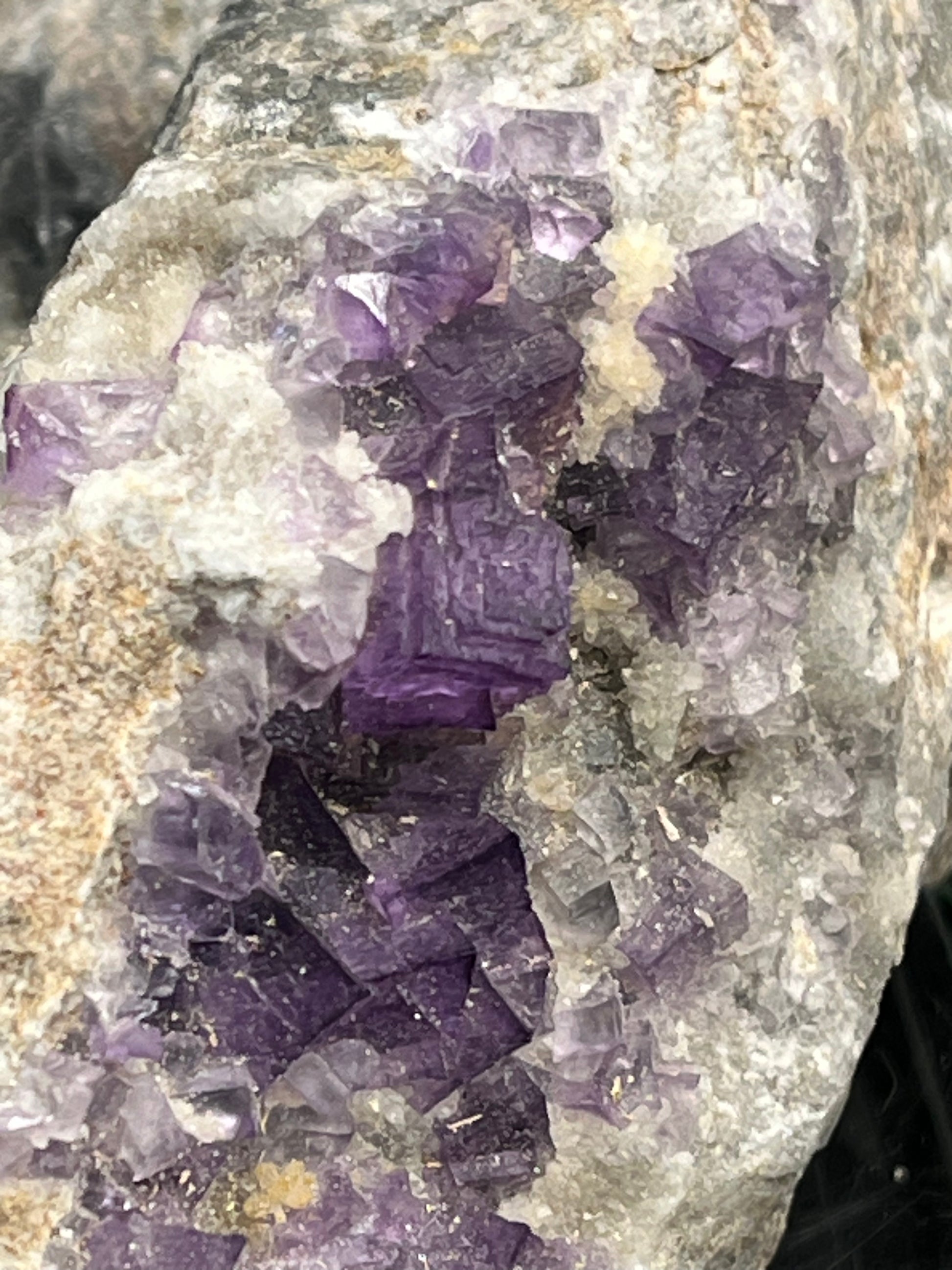 Violetter Fluorit aus Mexiko mit weissen und gelben Quarz Anlagerungen (469g) - Handstufe mit vielen Fluoritwürfeln - crystal paradise