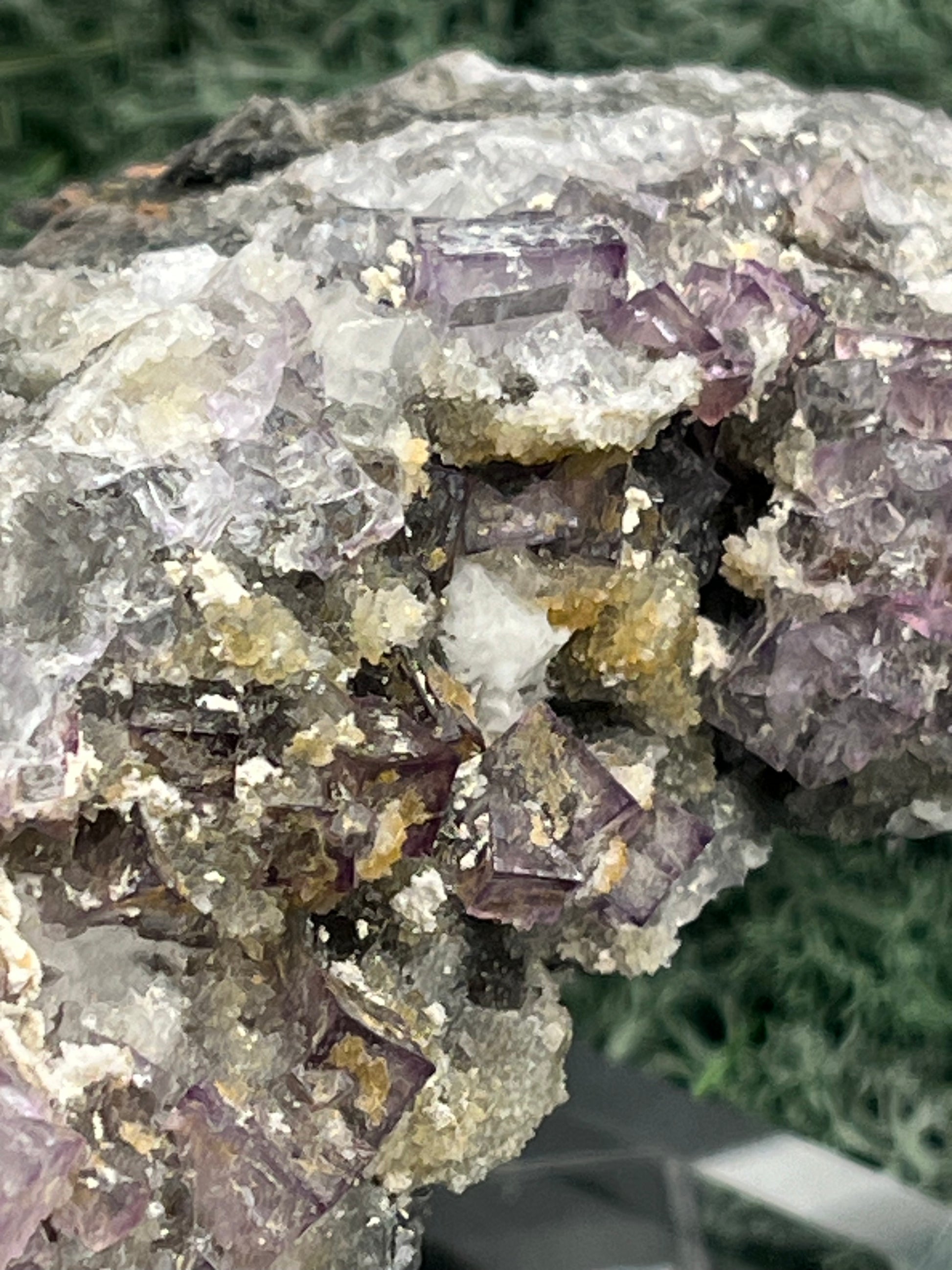 Violetter Fluorit aus Mexiko mit weissen und gelben Quarz Anlagerungen (347g) - Handstufe mit sehr vielen Fluoritwürfeln - crystal paradise