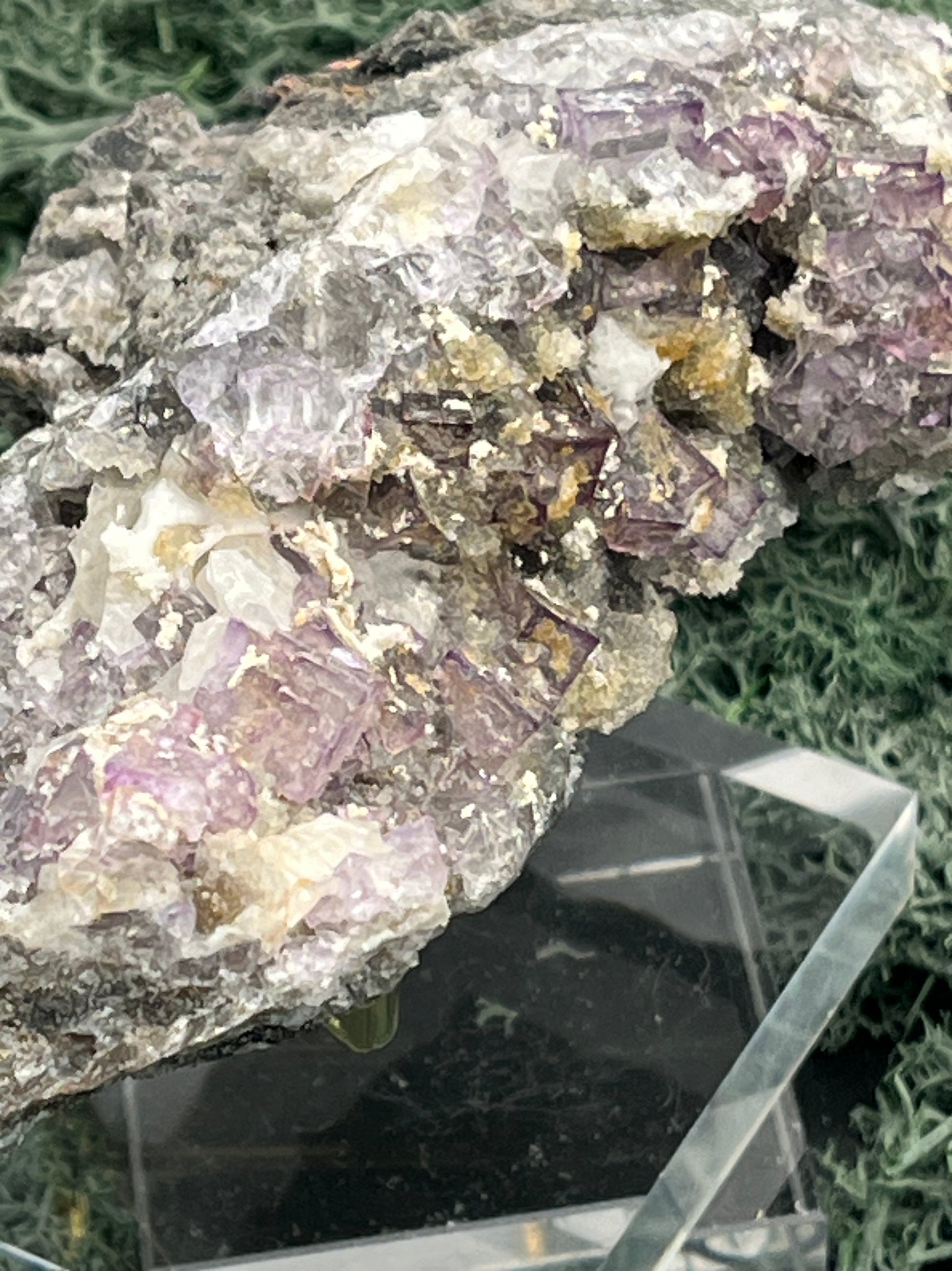 Violetter Fluorit aus Mexiko mit weissen und gelben Quarz Anlagerungen (347g) - Handstufe mit sehr vielen Fluoritwürfeln - crystal paradise