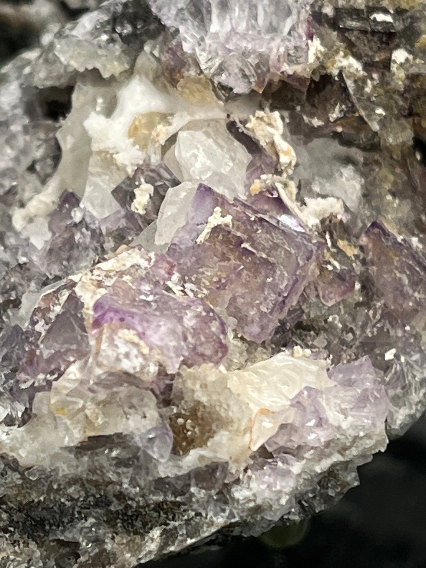 Violetter Fluorit aus Mexiko mit weissen und gelben Quarz Anlagerungen (347g) - Handstufe mit sehr vielen Fluoritwürfeln - crystal paradise