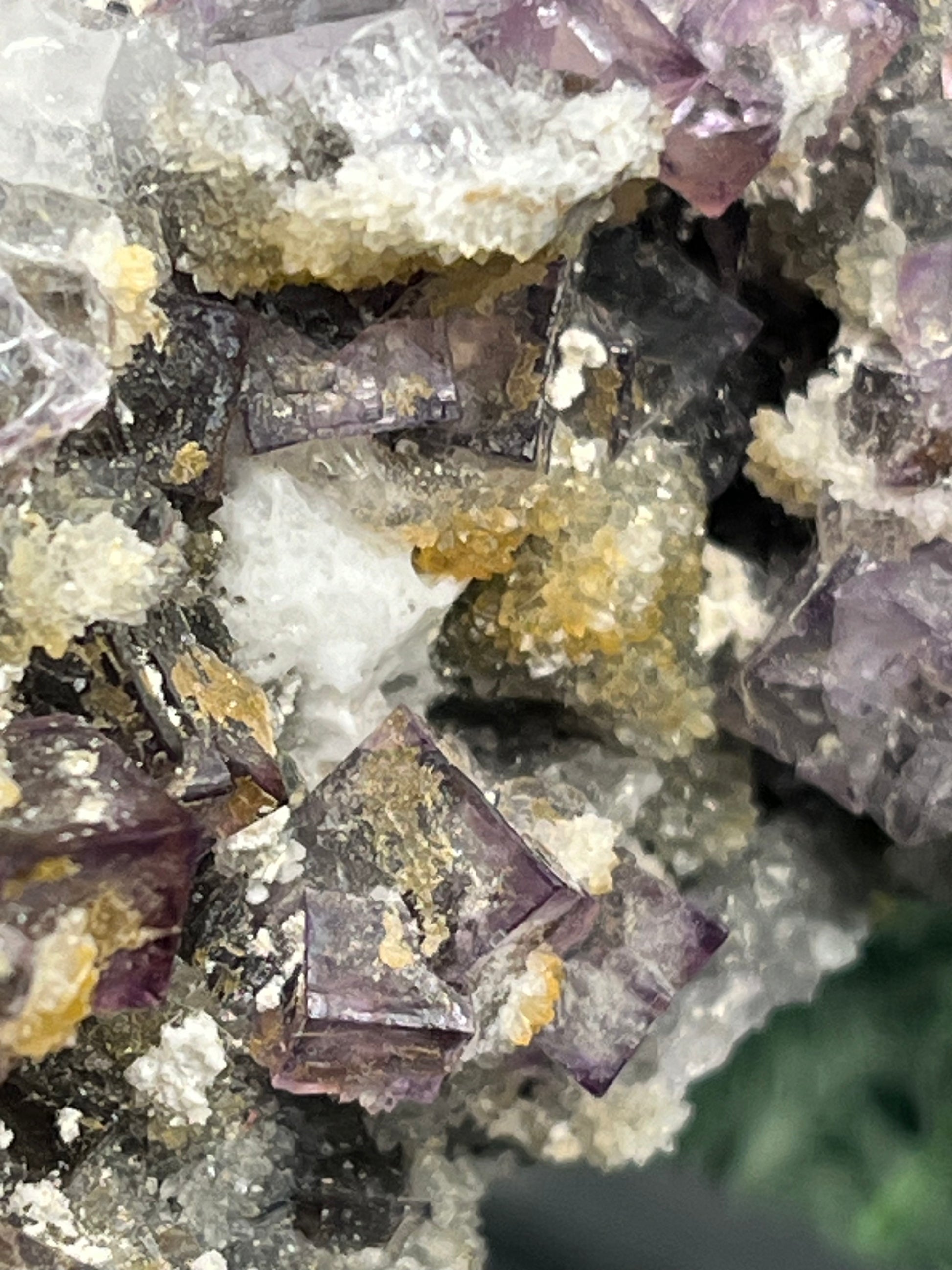 Violetter Fluorit aus Mexiko mit weissen und gelben Quarz Anlagerungen (347g) - Handstufe mit sehr vielen Fluoritwürfeln - crystal paradise