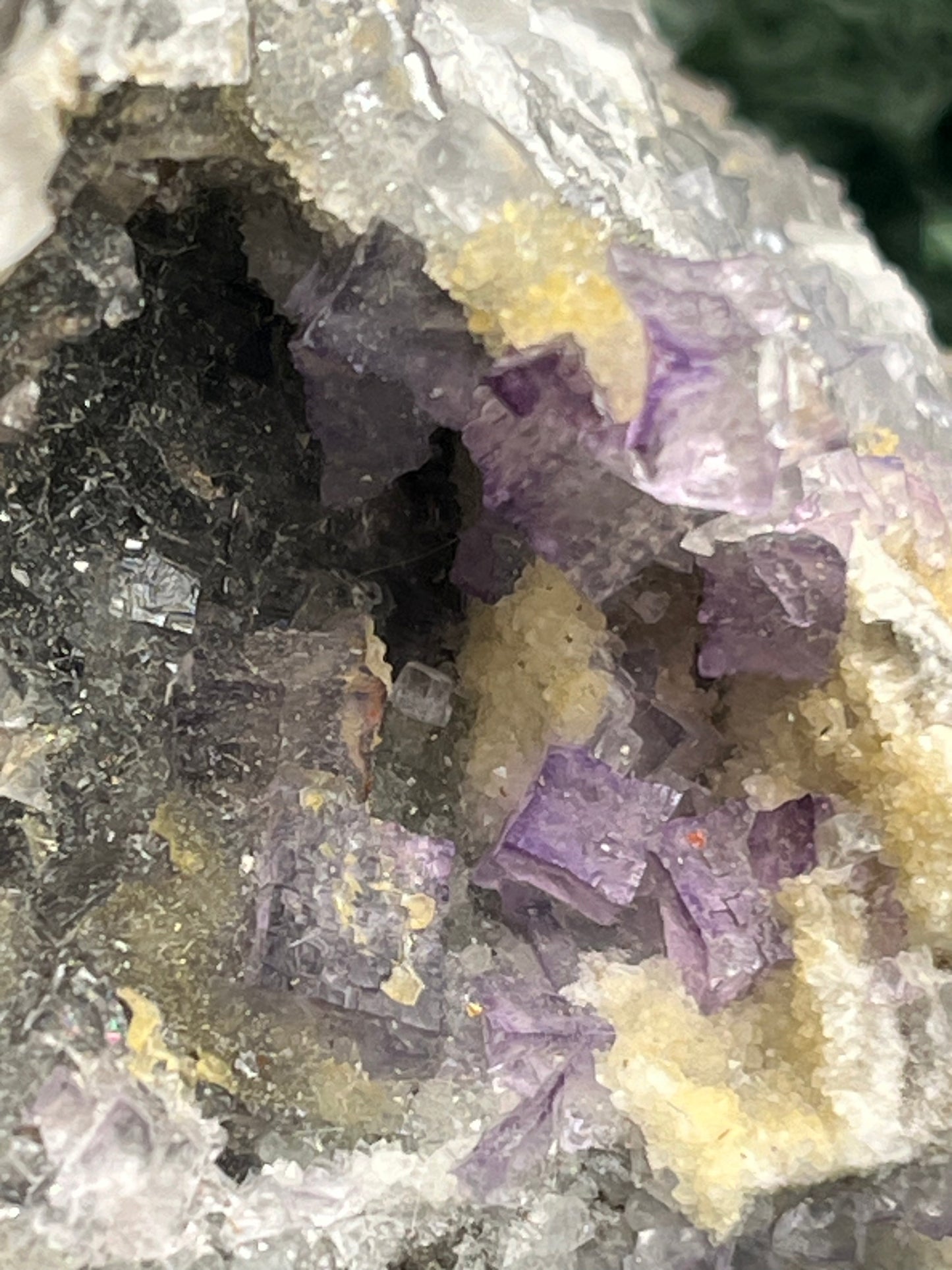 Violetter Fluorit aus Mexiko mit weissen und gelben Quarz Anlagerungen (655g) - Handstufe - crystal paradise