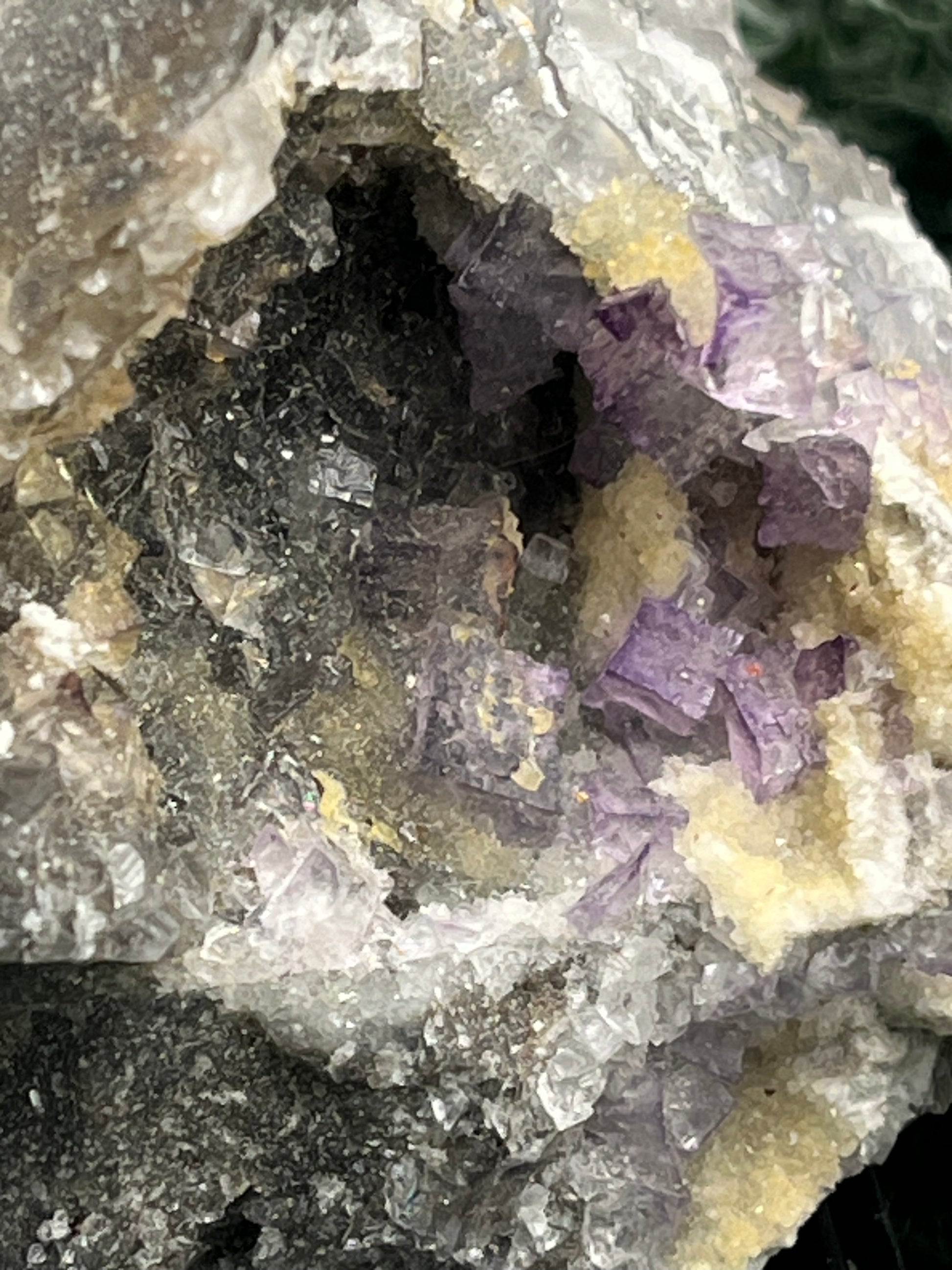 Violetter Fluorit aus Mexiko mit weissen und gelben Quarz Anlagerungen (655g) - Handstufe - crystal paradise