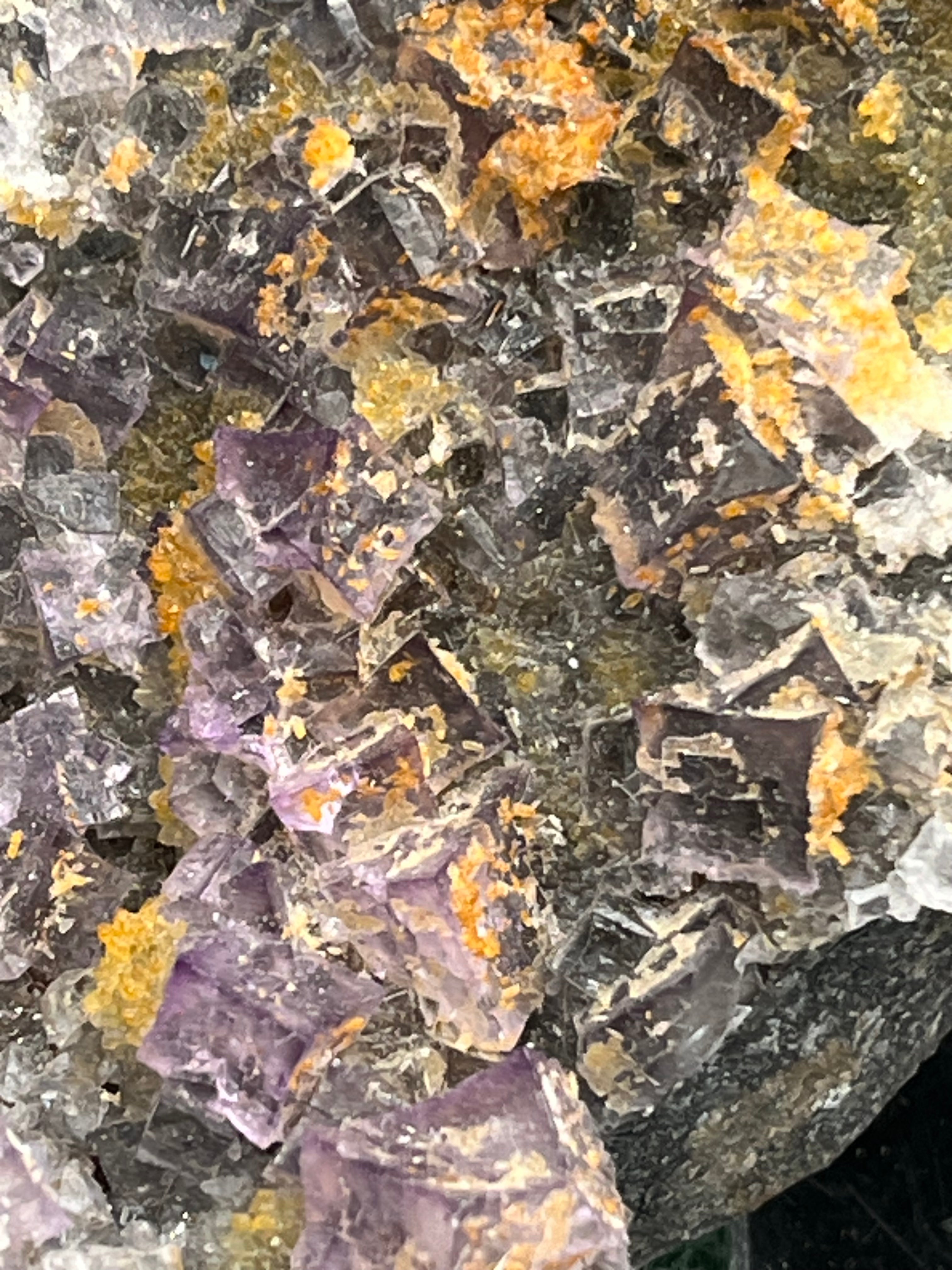 Violetter Fluorit aus Mexiko mit weissen und gelben Quarz Anlagerungen (725g) - Handstufe mit sehr vielen Fluoritwürfeln - crystal paradise