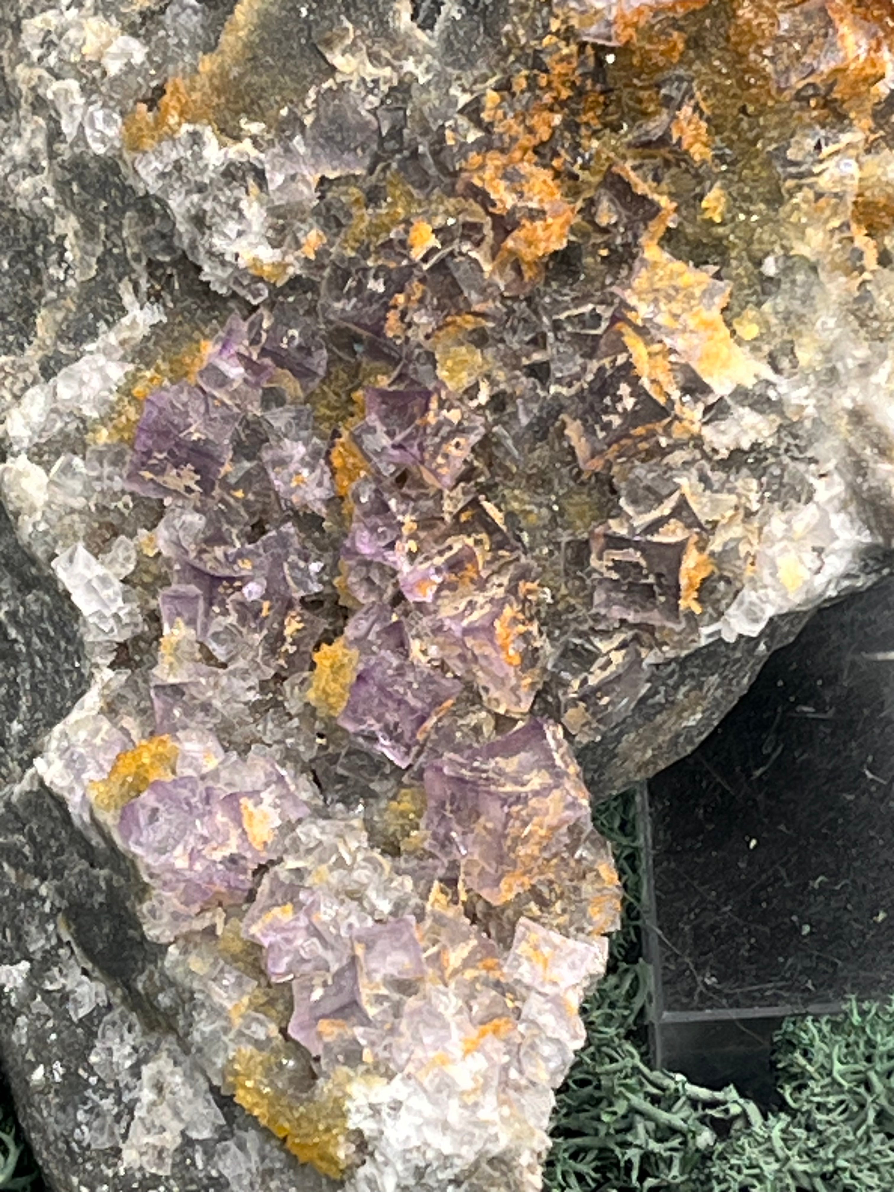 Violetter Fluorit aus Mexiko mit weissen und gelben Quarz Anlagerungen (725g) - Handstufe mit sehr vielen Fluoritwürfeln - crystal paradise