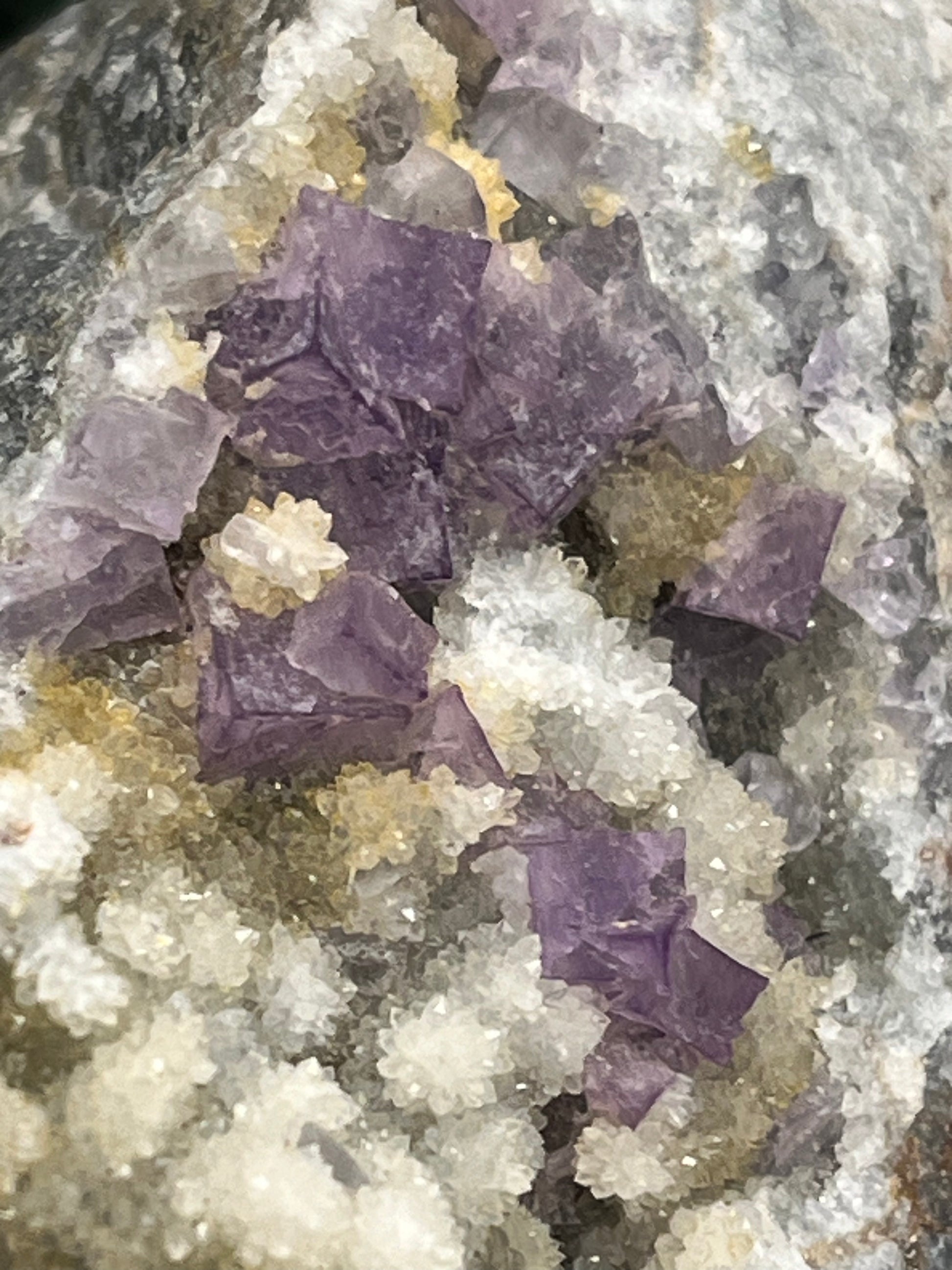 Violetter Fluorit aus Mexiko mit weissen und gelben Quarz Anlagerungen (351g) - Handstufe mit sehr schönen weissen Quarz Anlagerungen - crystal paradise