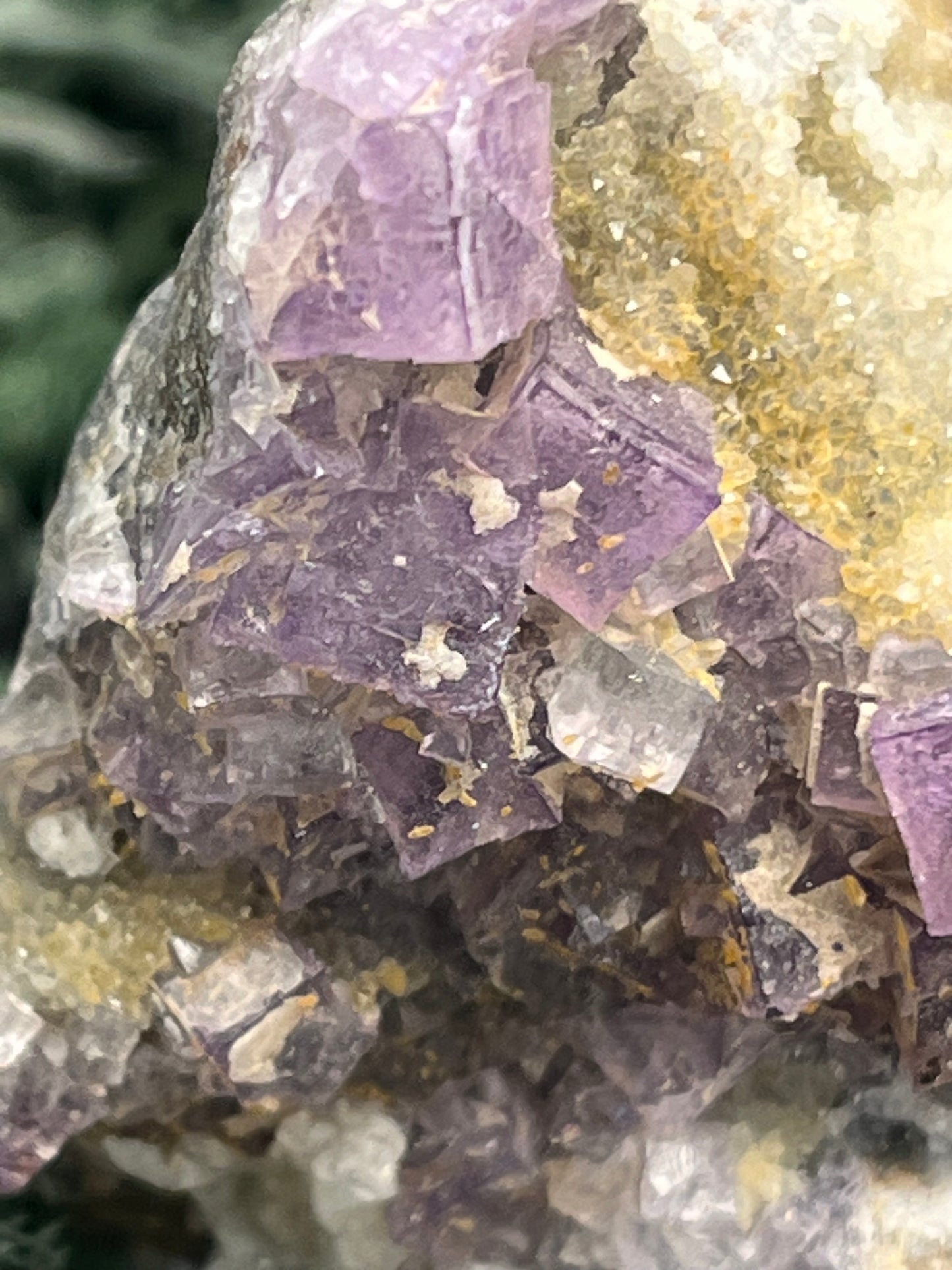 Violetter Fluorit aus Mexiko mit weissen und gelben Quarz Anlagerungen (351g) - Handstufe mit sehr schönen weissen Quarz Anlagerungen - crystal paradise