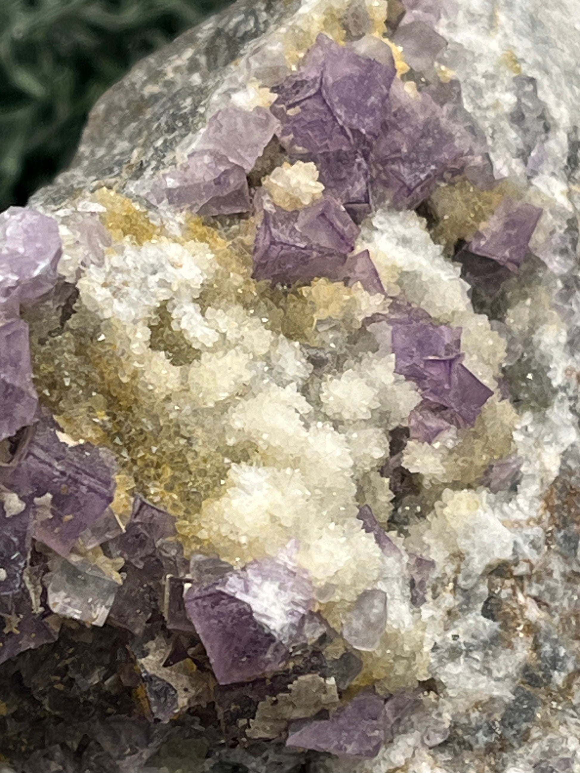 Violetter Fluorit aus Mexiko mit weissen und gelben Quarz Anlagerungen (351g) - Handstufe mit sehr schönen weissen Quarz Anlagerungen - crystal paradise