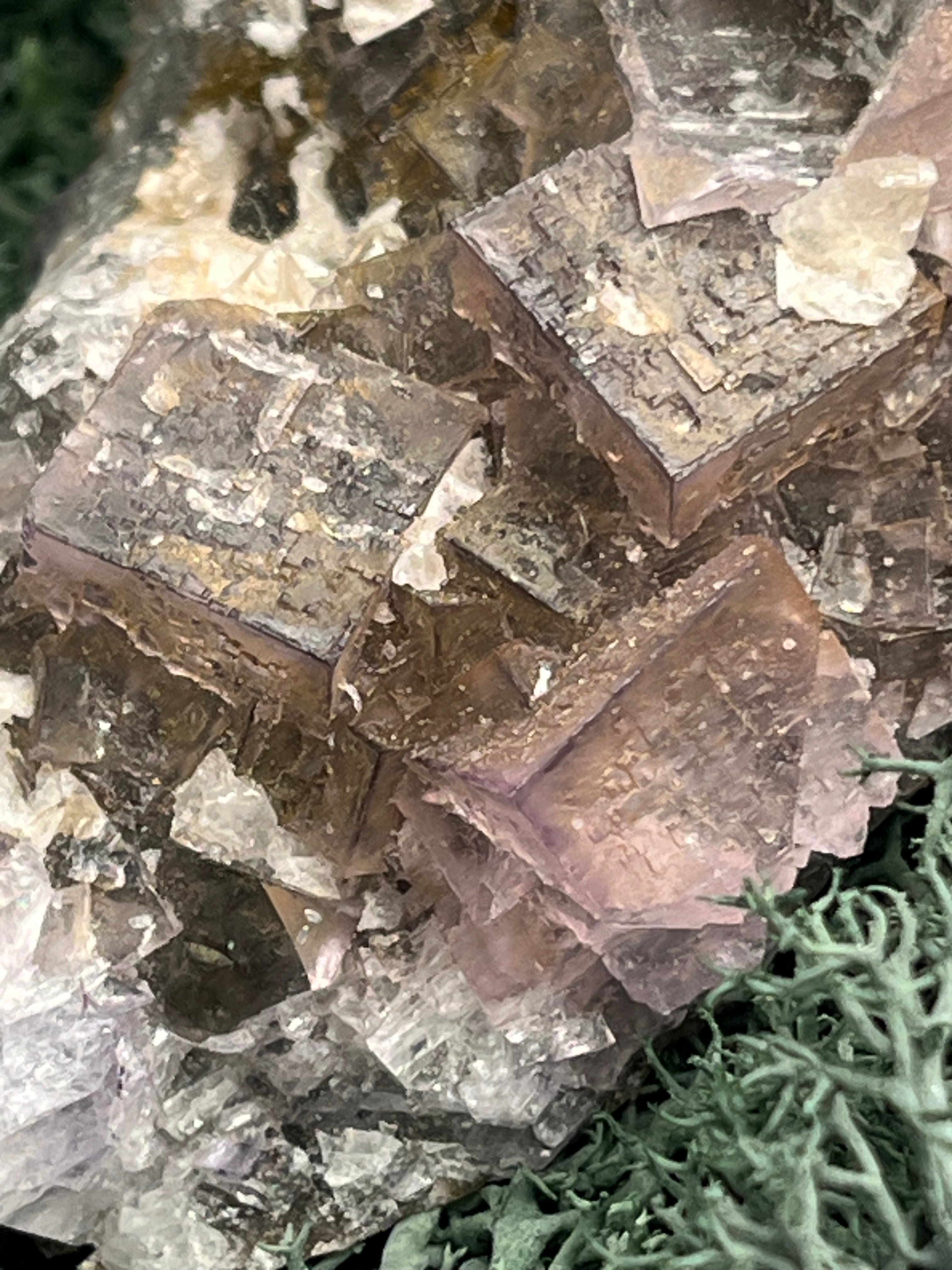 Violetter Fluorit aus Mexiko mit weissen und gelben Quarz Anlagerungen (937g) - Grossstufe mit vielen Fluoritwürfeln - crystal paradise