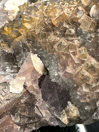 Violetter Fluorit aus Mexiko mit weissen und gelben Quarz Anlagerungen (937g) - Grossstufe mit vielen Fluoritwürfeln - crystal paradise