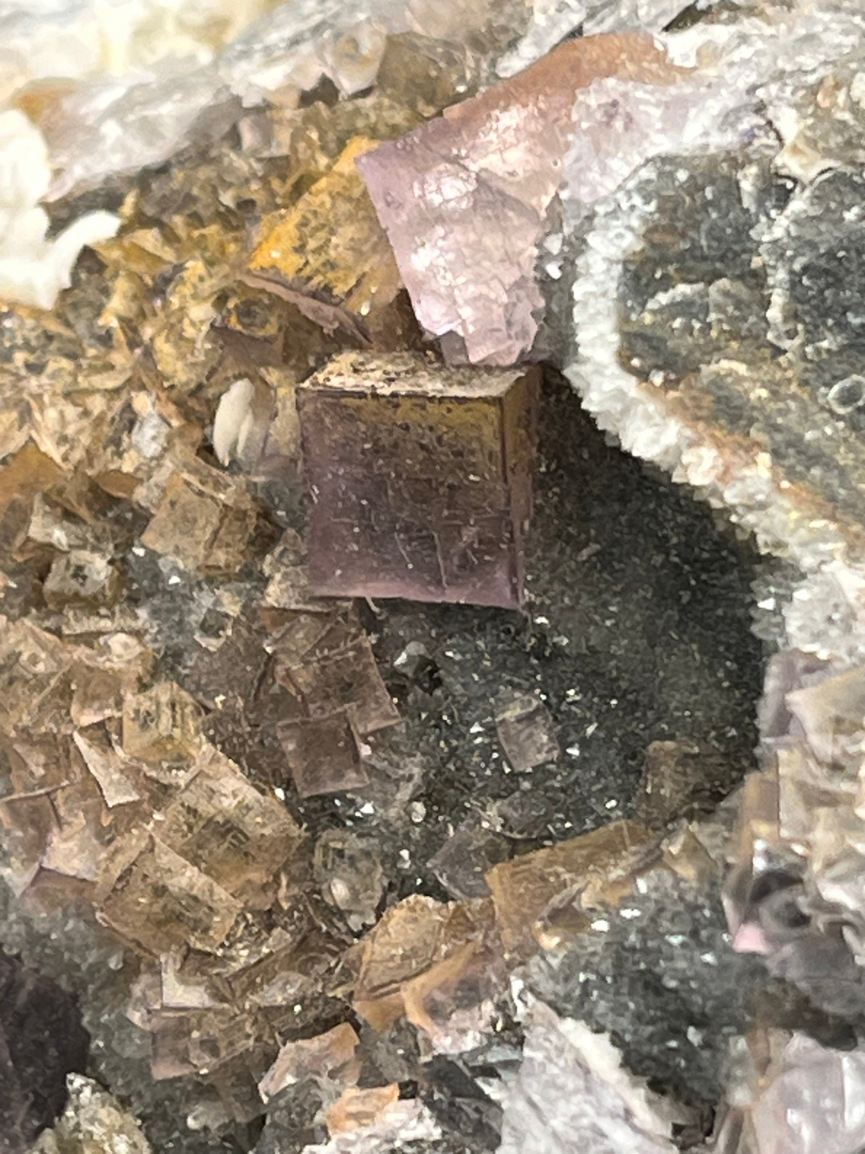 Violetter Fluorit aus Mexiko mit weissen und gelben Quarz Anlagerungen (937g) - Grossstufe mit vielen Fluoritwürfeln - crystal paradise