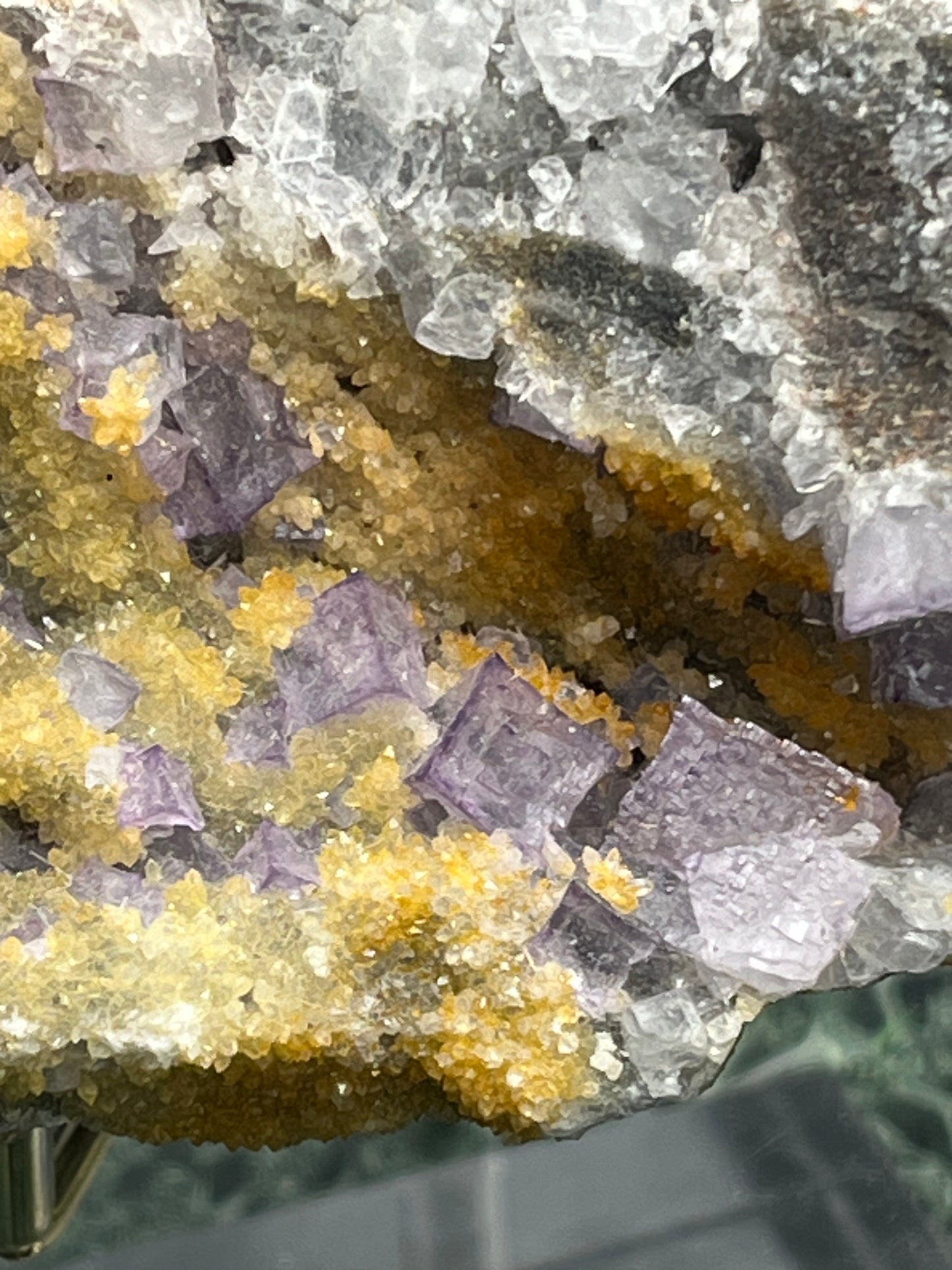 Violetter Fluorit aus Mexiko mit weissen und gelben Quarz Anlagerungen (468g) - Grossstufe mit vielen Fluoritwürfeln und viel gelbem Quarz - crystal paradise