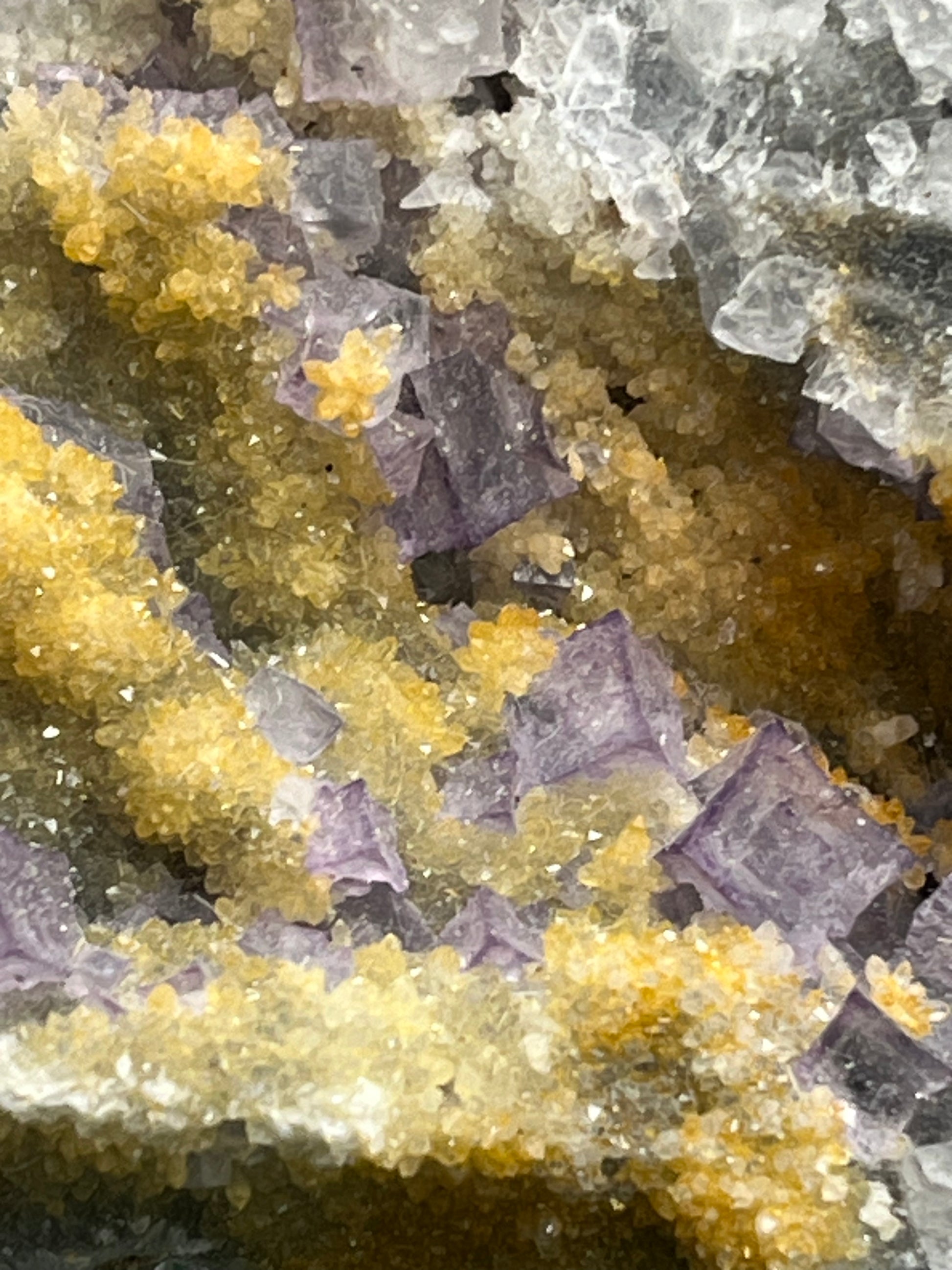 Violetter Fluorit aus Mexiko mit weissen und gelben Quarz Anlagerungen (468g) - Grossstufe mit vielen Fluoritwürfeln und viel gelbem Quarz - crystal paradise