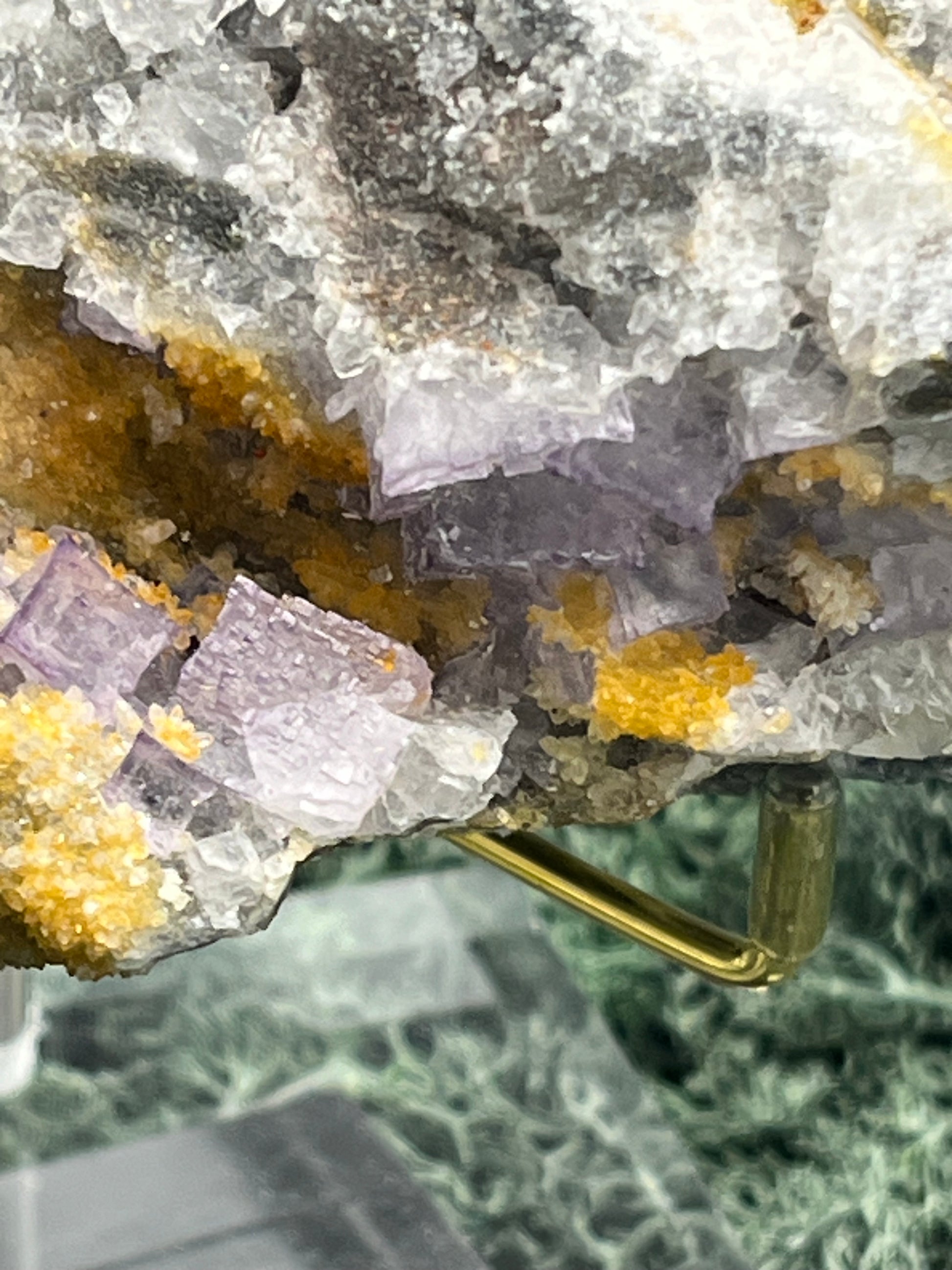 Violetter Fluorit aus Mexiko mit weissen und gelben Quarz Anlagerungen (468g) - Grossstufe mit vielen Fluoritwürfeln und viel gelbem Quarz - crystal paradise