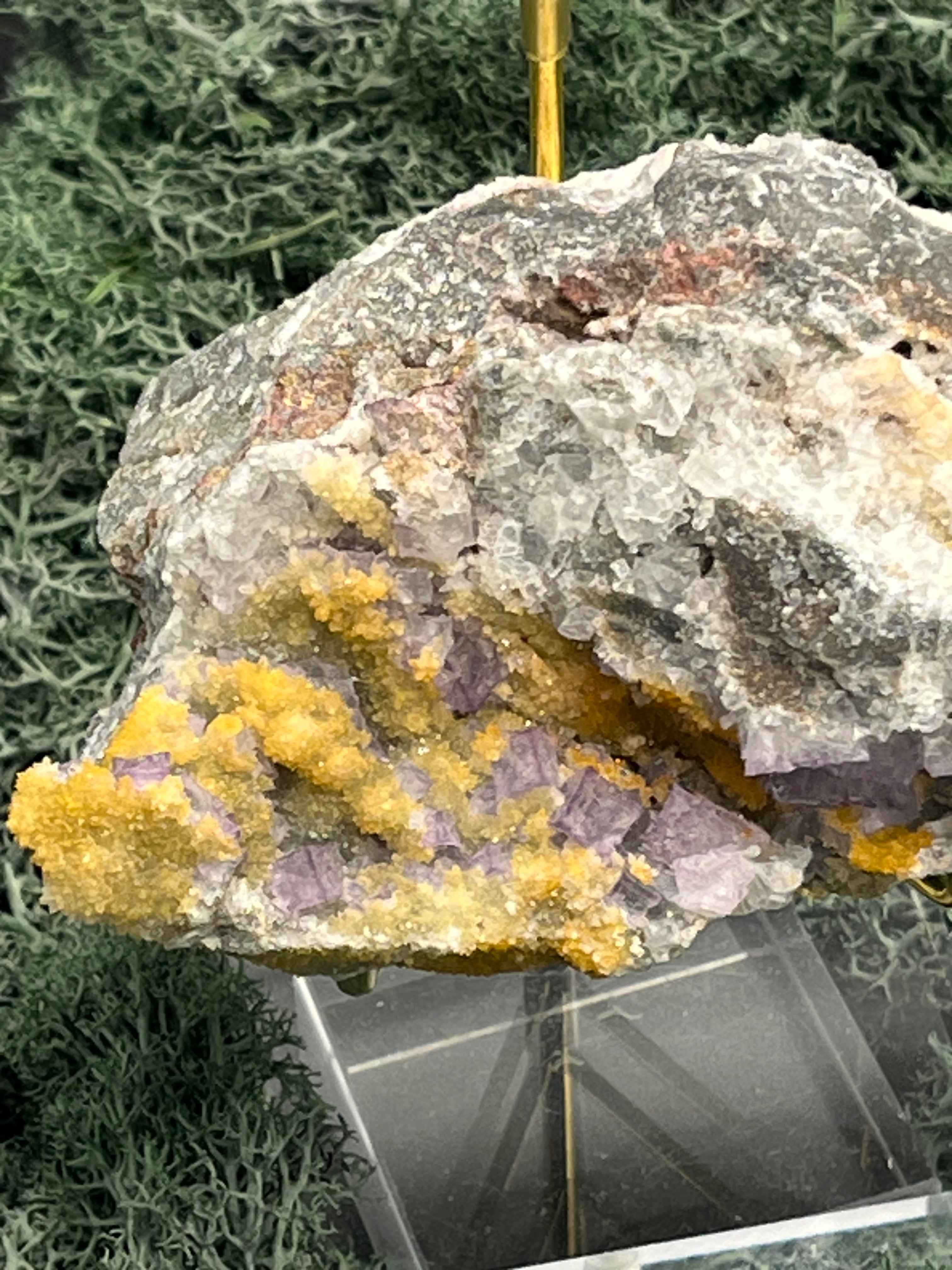 Violetter Fluorit aus Mexiko mit weissen und gelben Quarz Anlagerungen (468g) - Grossstufe mit vielen Fluoritwürfeln und viel gelbem Quarz - crystal paradise