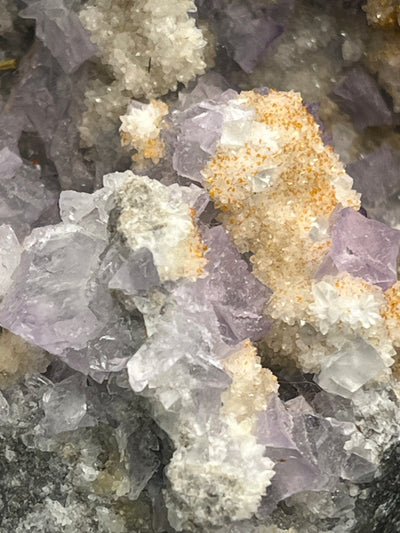 Violetter Fluorit aus Mexiko mit weissen und gelben Quarz Anlagerungen (412g) - Handstufemit vielen Fluoritwürfeln - crystal paradise