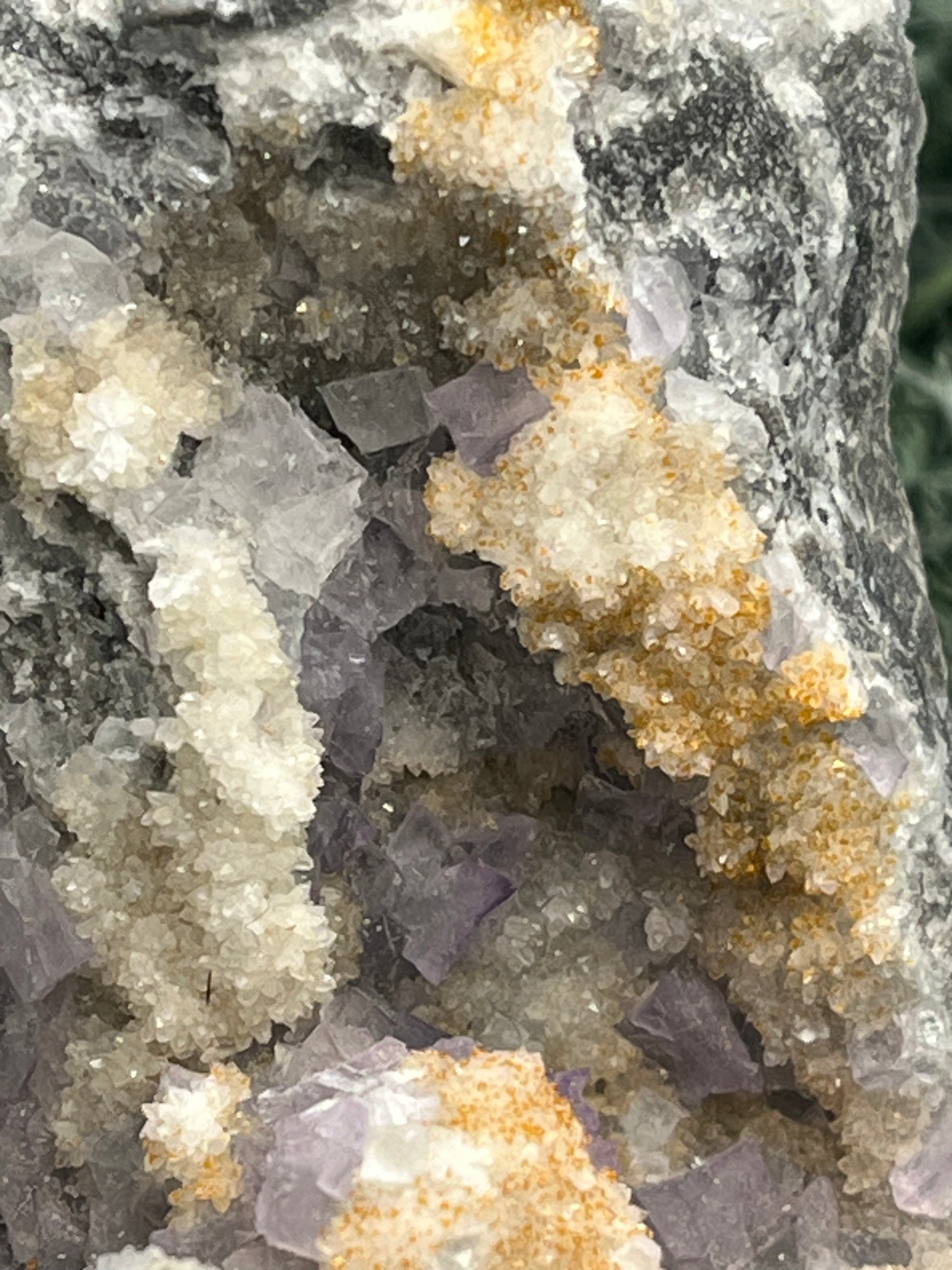 Violetter Fluorit aus Mexiko mit weissen und gelben Quarz Anlagerungen (412g) - Handstufemit vielen Fluoritwürfeln - crystal paradise