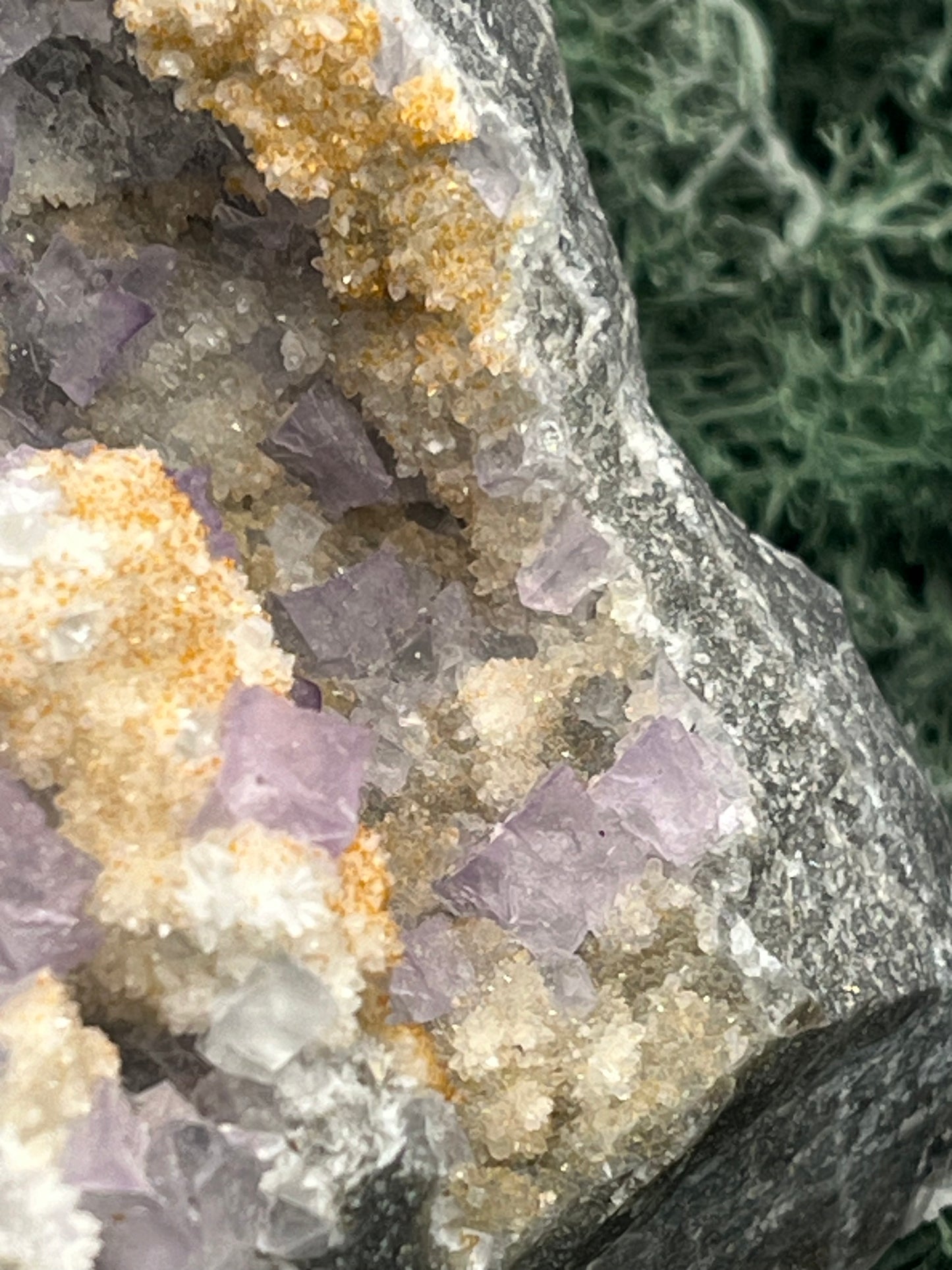 Violetter Fluorit aus Mexiko mit weissen und gelben Quarz Anlagerungen (412g) - Handstufemit vielen Fluoritwürfeln - crystal paradise