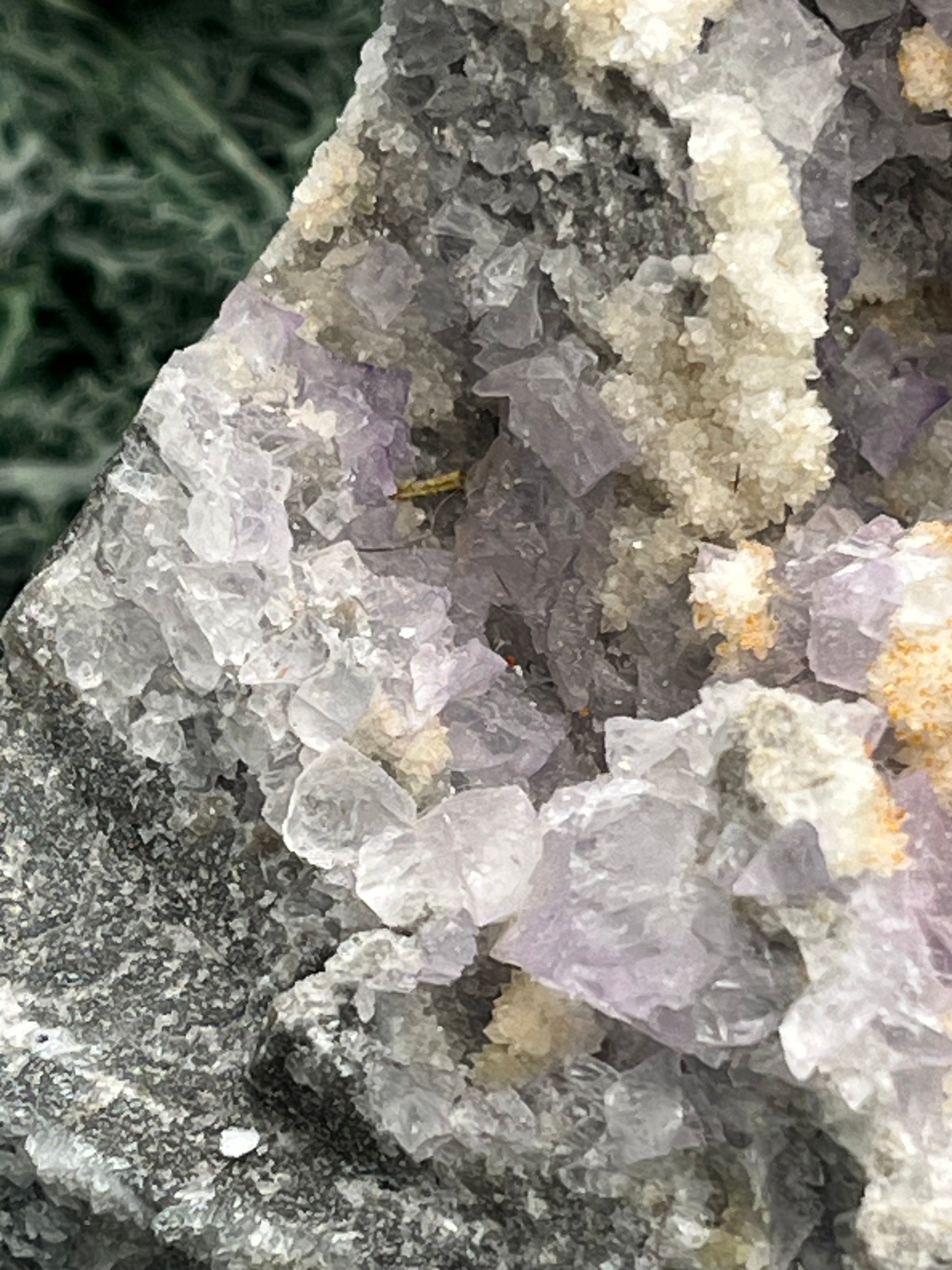 Violetter Fluorit aus Mexiko mit weissen und gelben Quarz Anlagerungen (412g) - Handstufemit vielen Fluoritwürfeln - crystal paradise