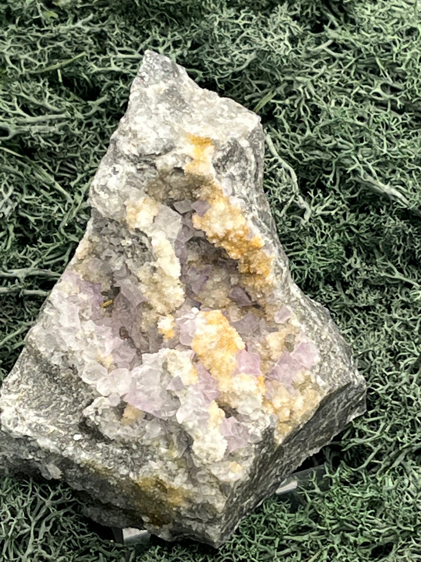 Violetter Fluorit aus Mexiko mit weissen und gelben Quarz Anlagerungen (412g) - Handstufemit vielen Fluoritwürfeln - crystal paradise