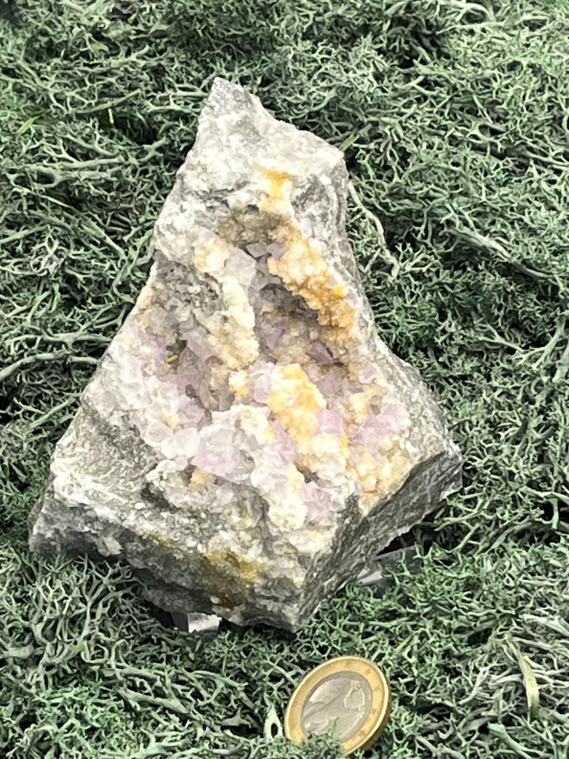 Violetter Fluorit aus Mexiko mit weissen und gelben Quarz Anlagerungen (412g) - Handstufemit vielen Fluoritwürfeln - crystal paradise