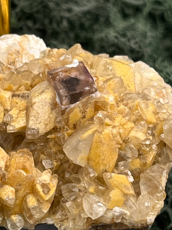 Fluorite violette du Mexique avec gisements de quartz blanc (148 g) - Cube de fluorite sculpté à la main avec fantôme 